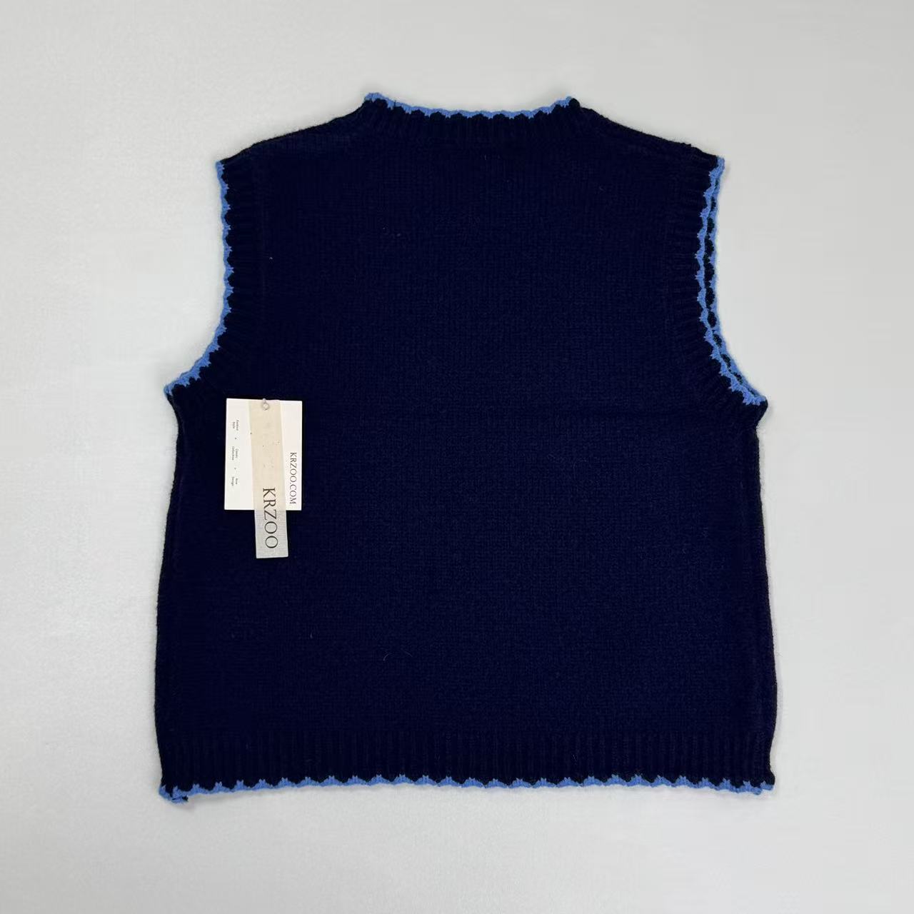 Multi-color border round-neck sleeveless sweater