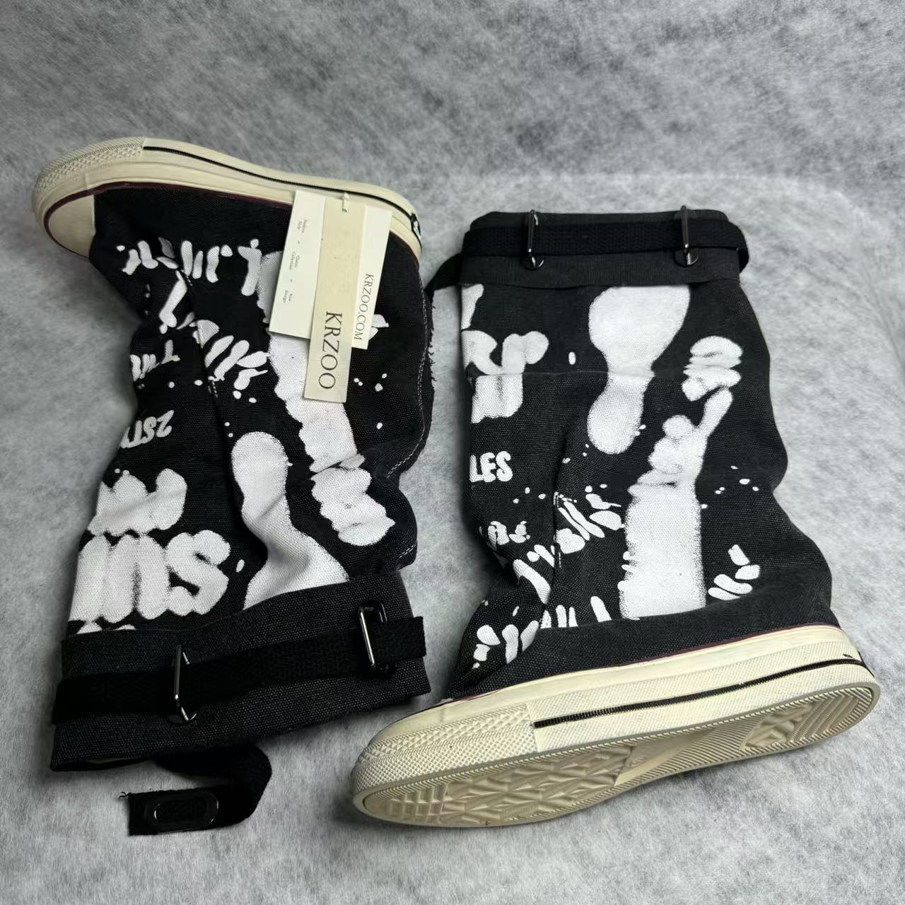 Retro flat-bottom graffiti ankle boots