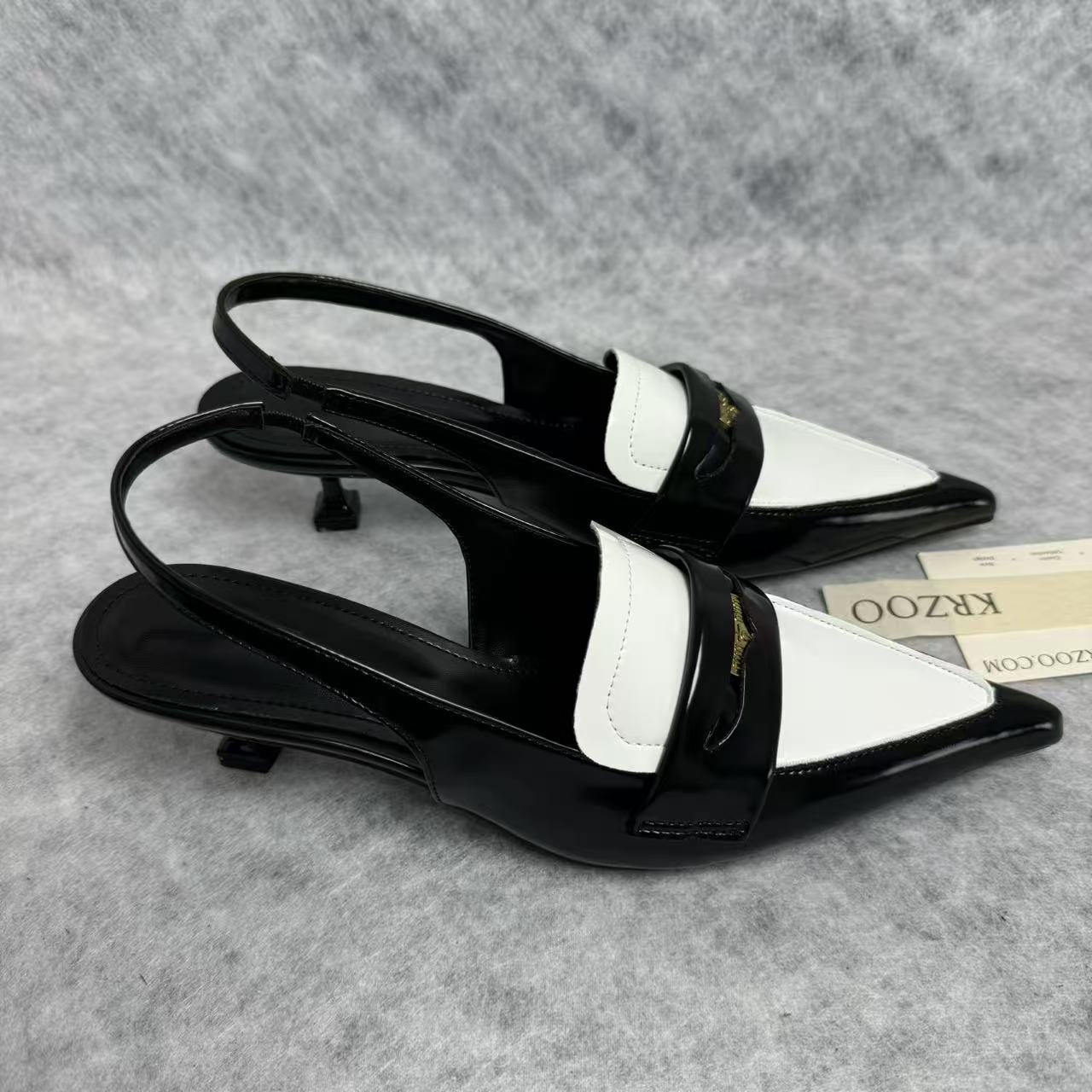 Small gold coin pointed-toe low-heeled shoes