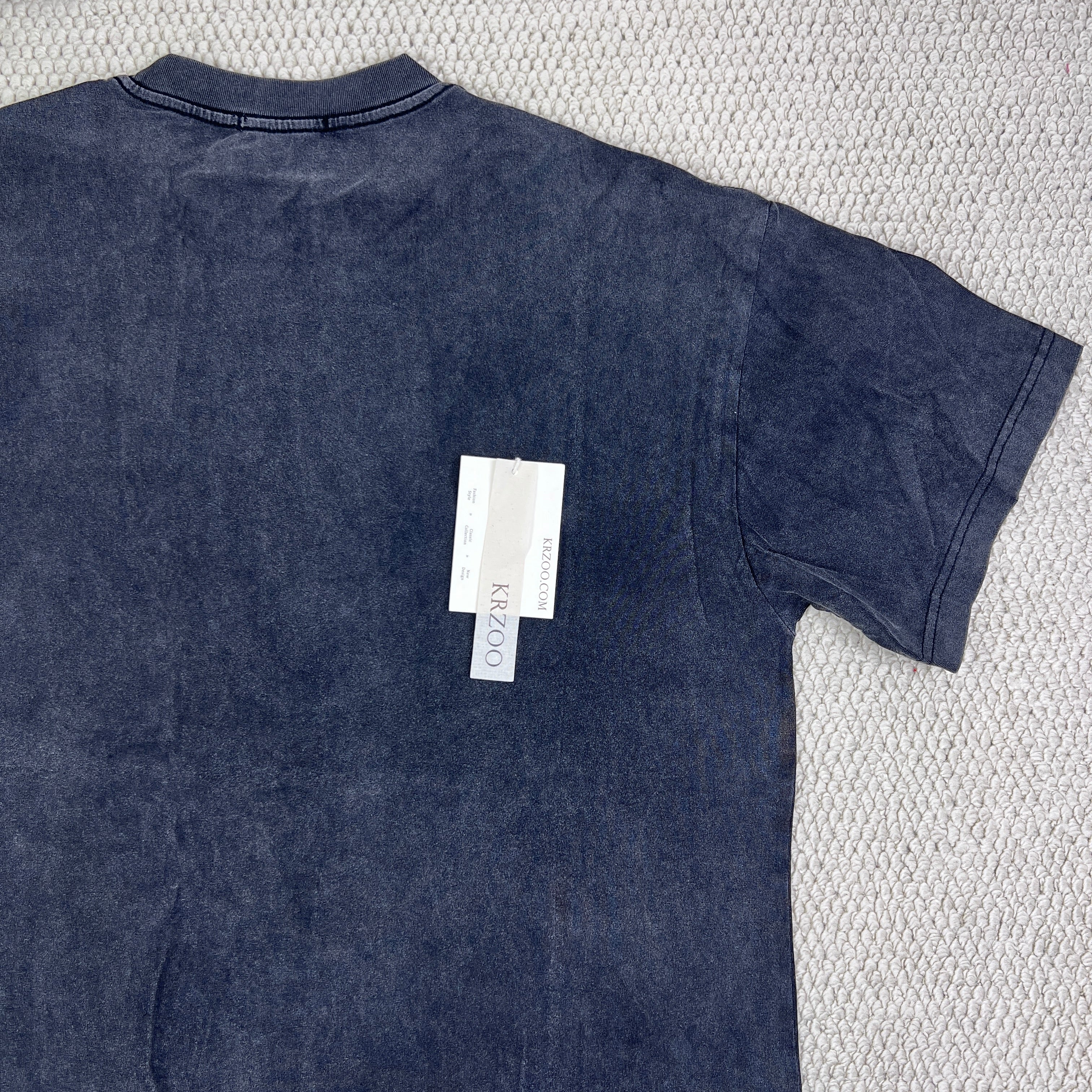 Washed old loose short-sleeved T-shirt