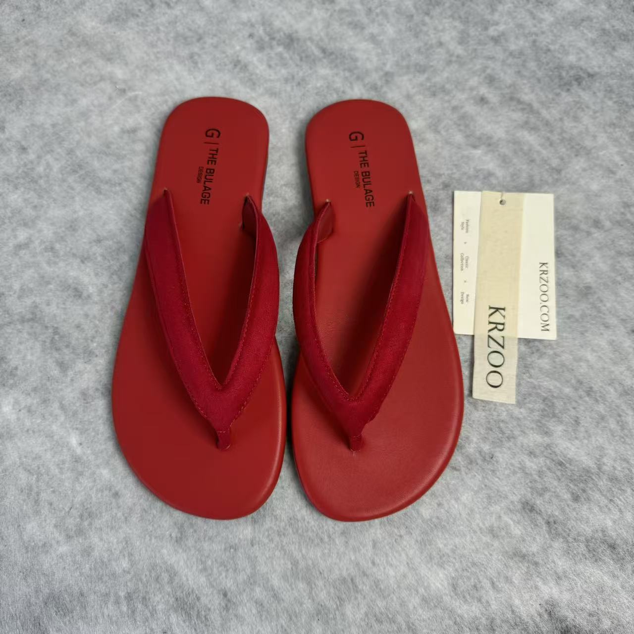 Flat-bottomed shoe with toe clasp and V-shaped sole