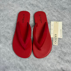 Flat-bottomed shoe with toe clasp and V-shaped sole