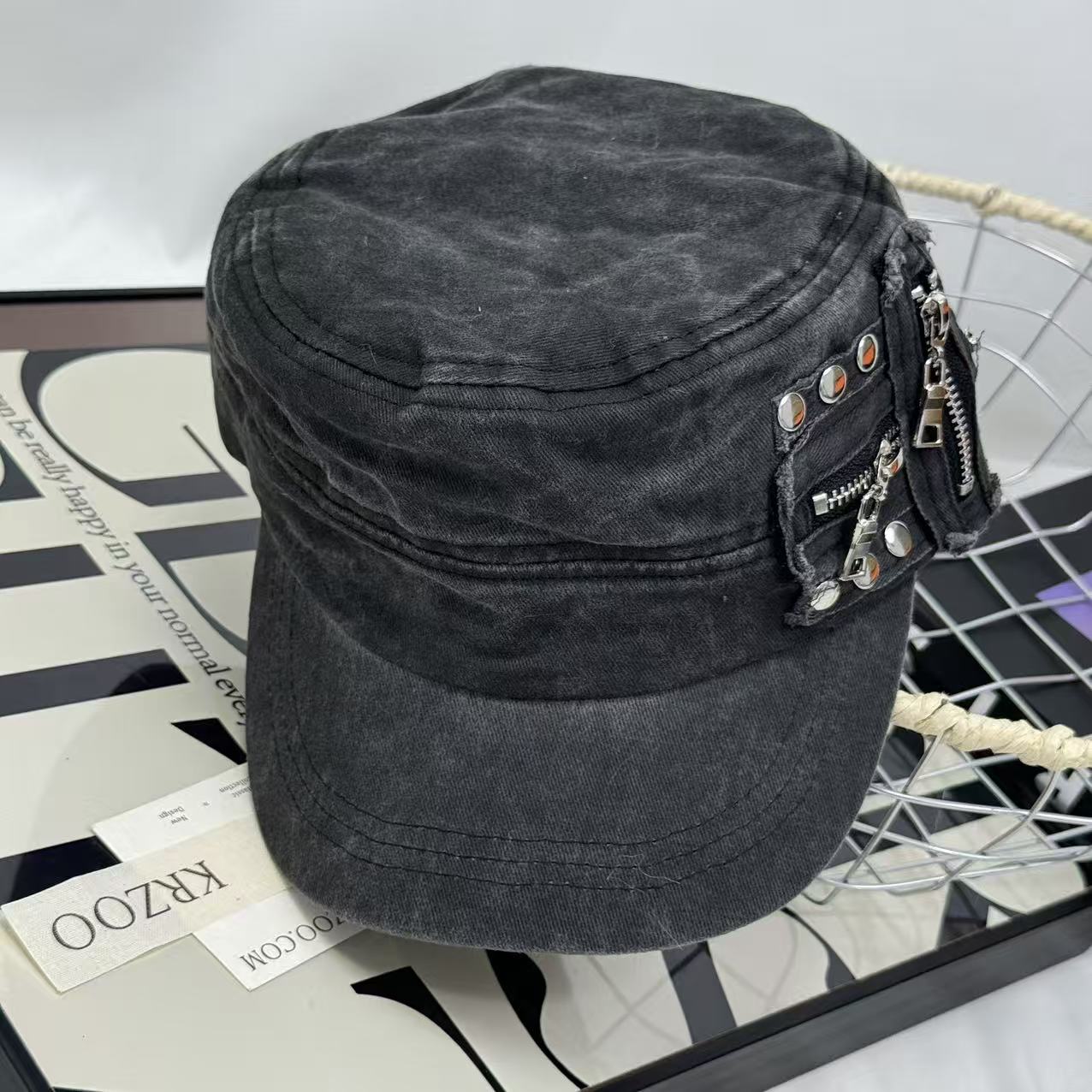 Bolted zipper baseball cap