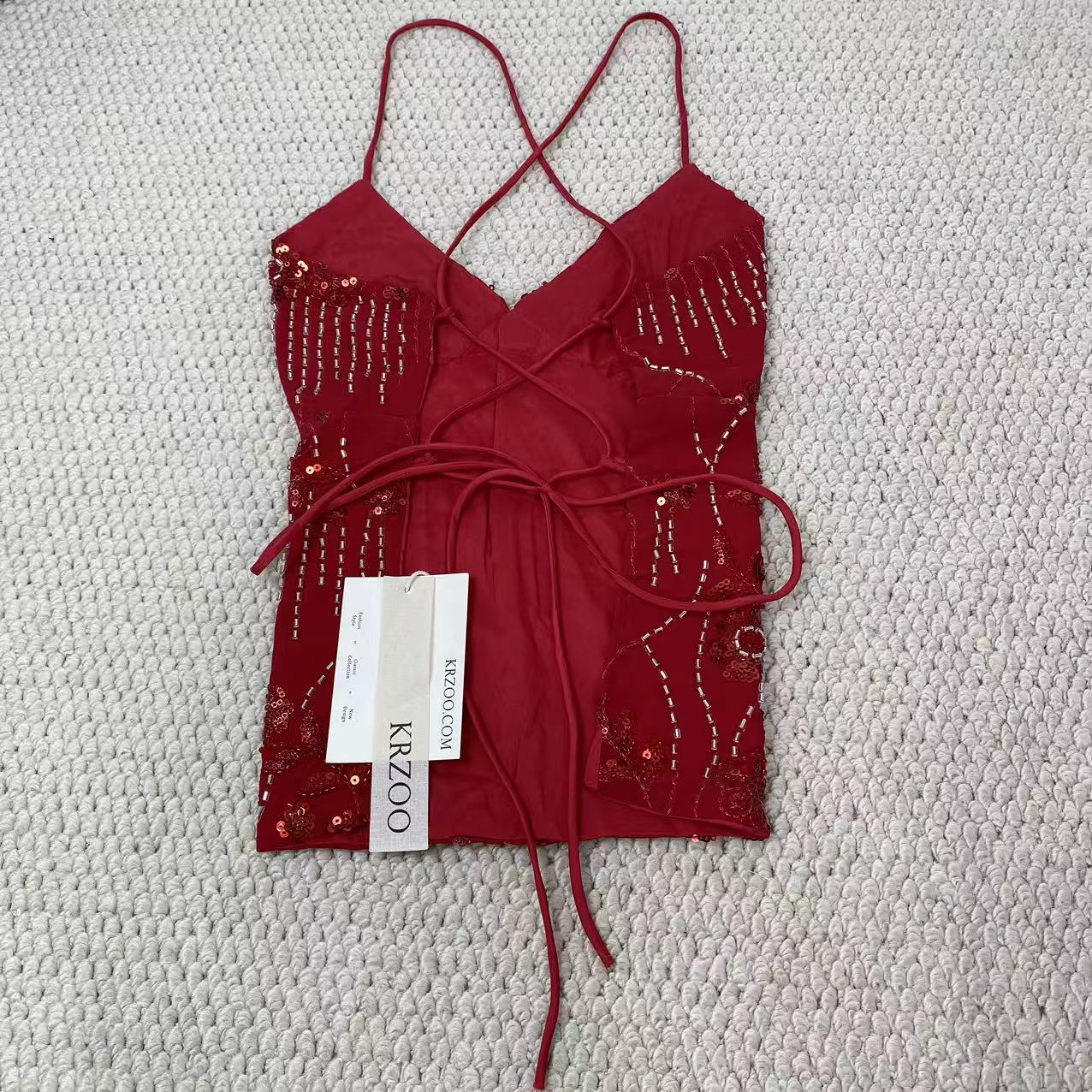 Embroidered figure-hugging tank top