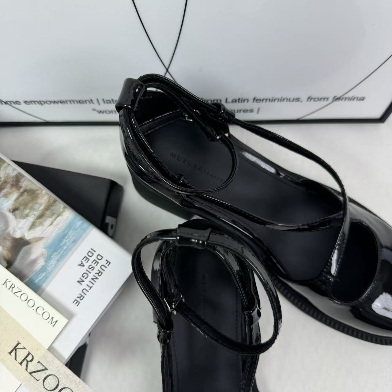 Crossed buckle leather high-heeled shoes