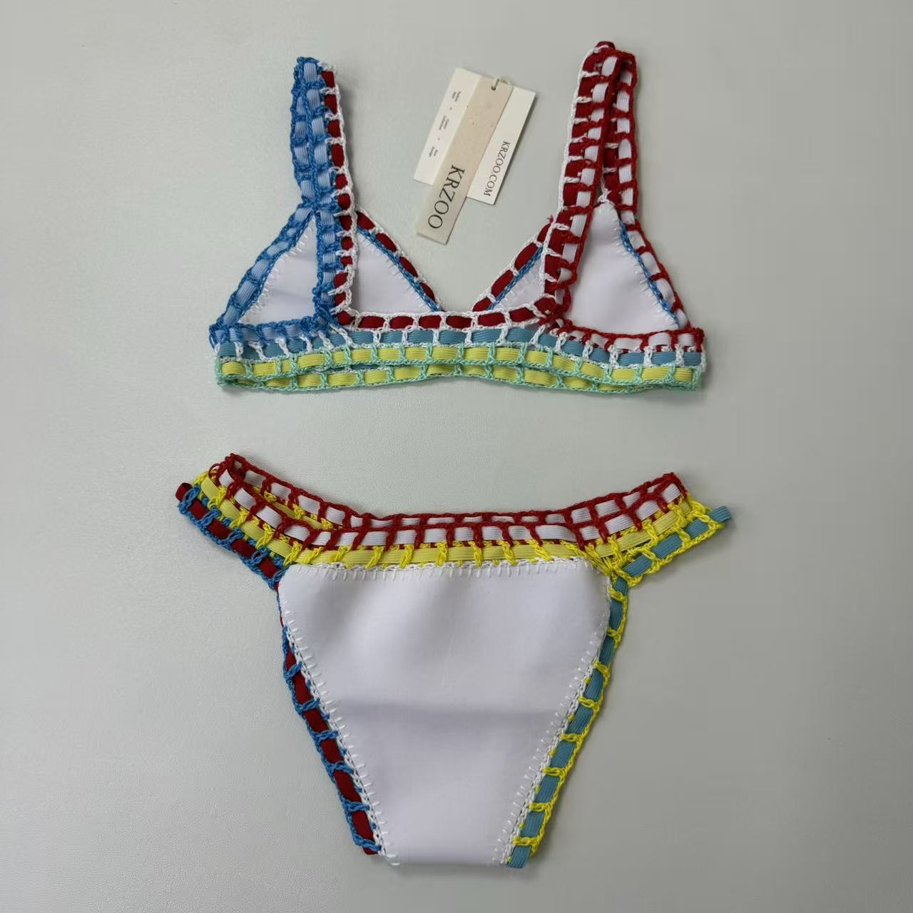 Ribbon-edge color-patterned bikini set