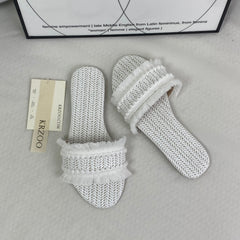 Flat-bottom fringed outer ankle bootie