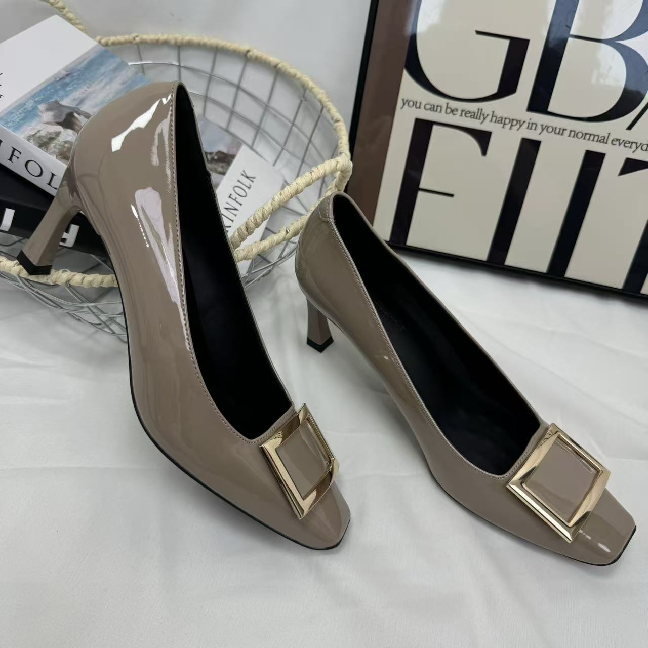 Metal square fastener painted leather square-toe shoes