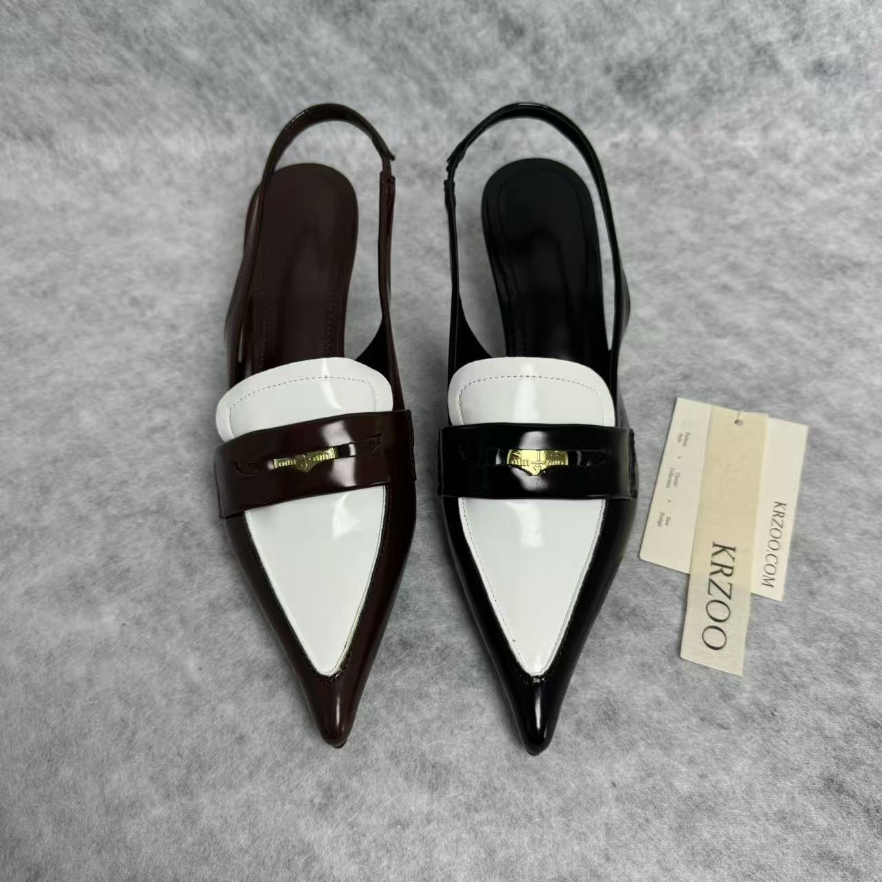 Small gold coin pointed-toe low-heeled shoes