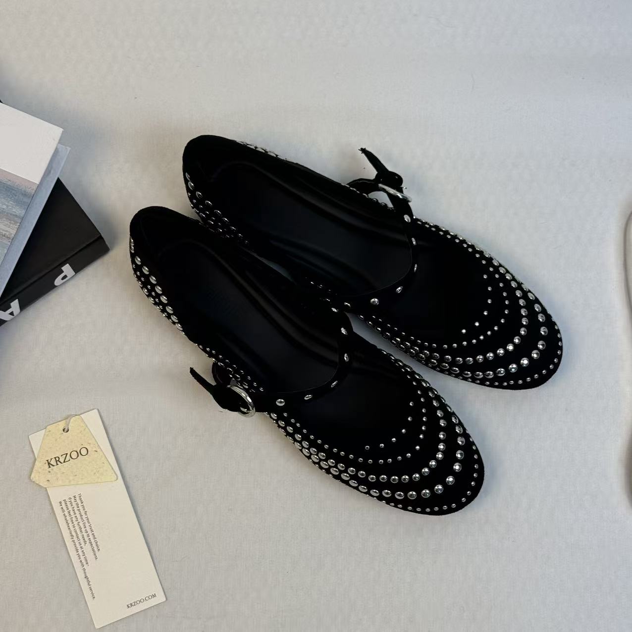 Low-cut one-piece soft-soled slip-on shoes