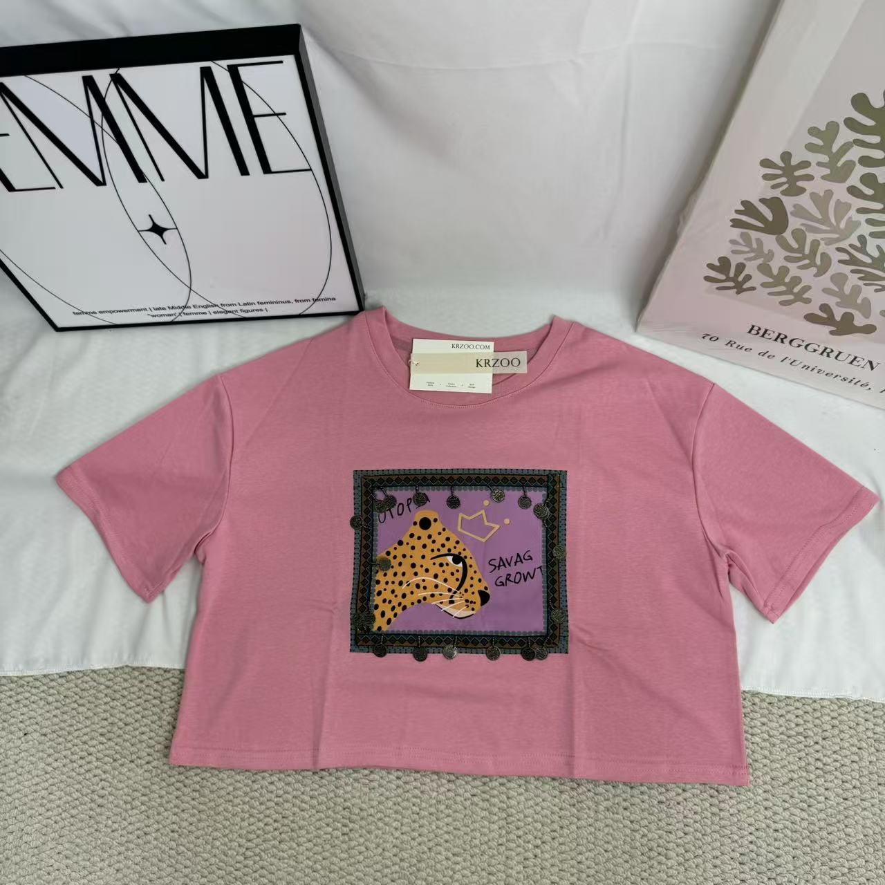 Loose-fitting pink short-sleeve T-shirt