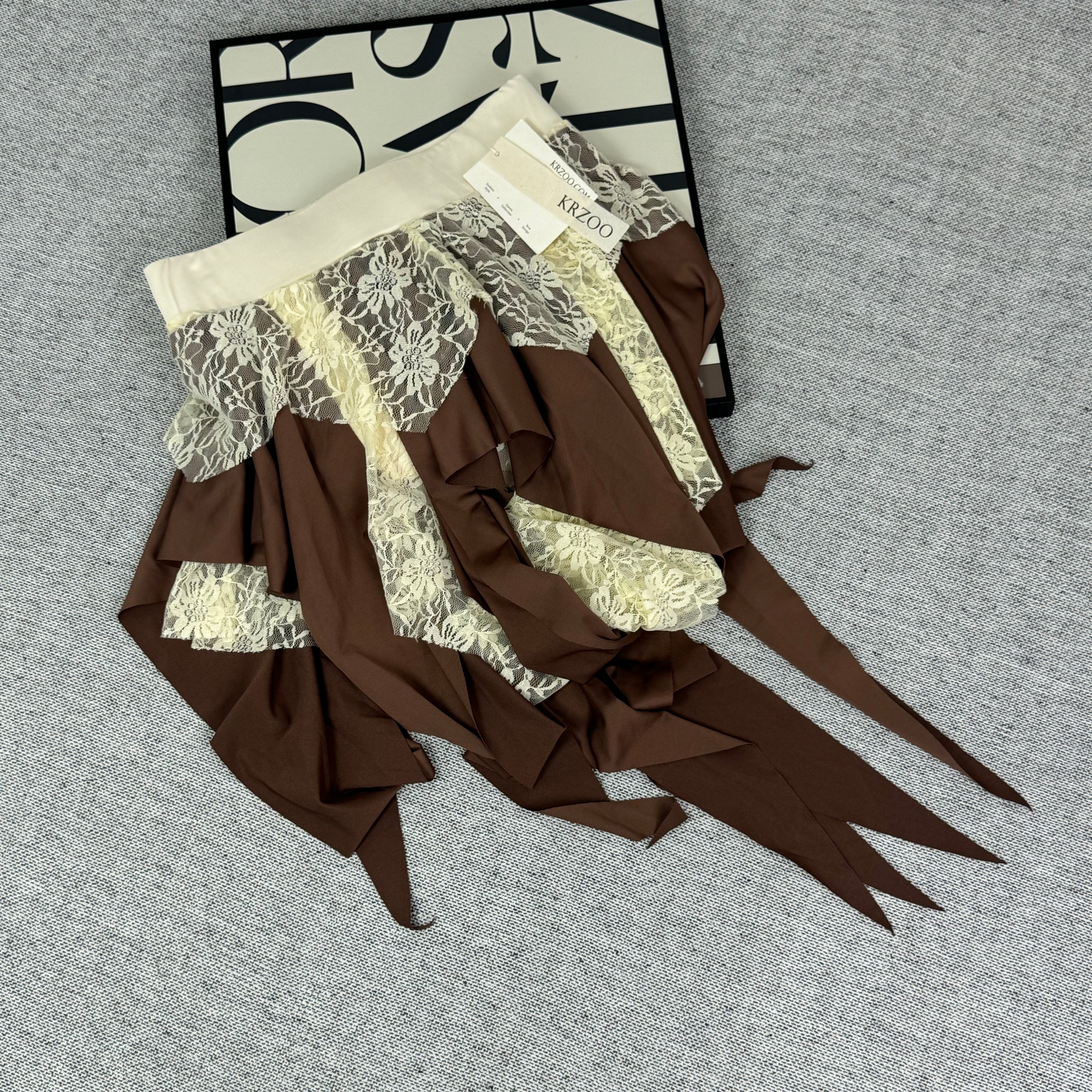 Multi-layered lace half-length skirt
