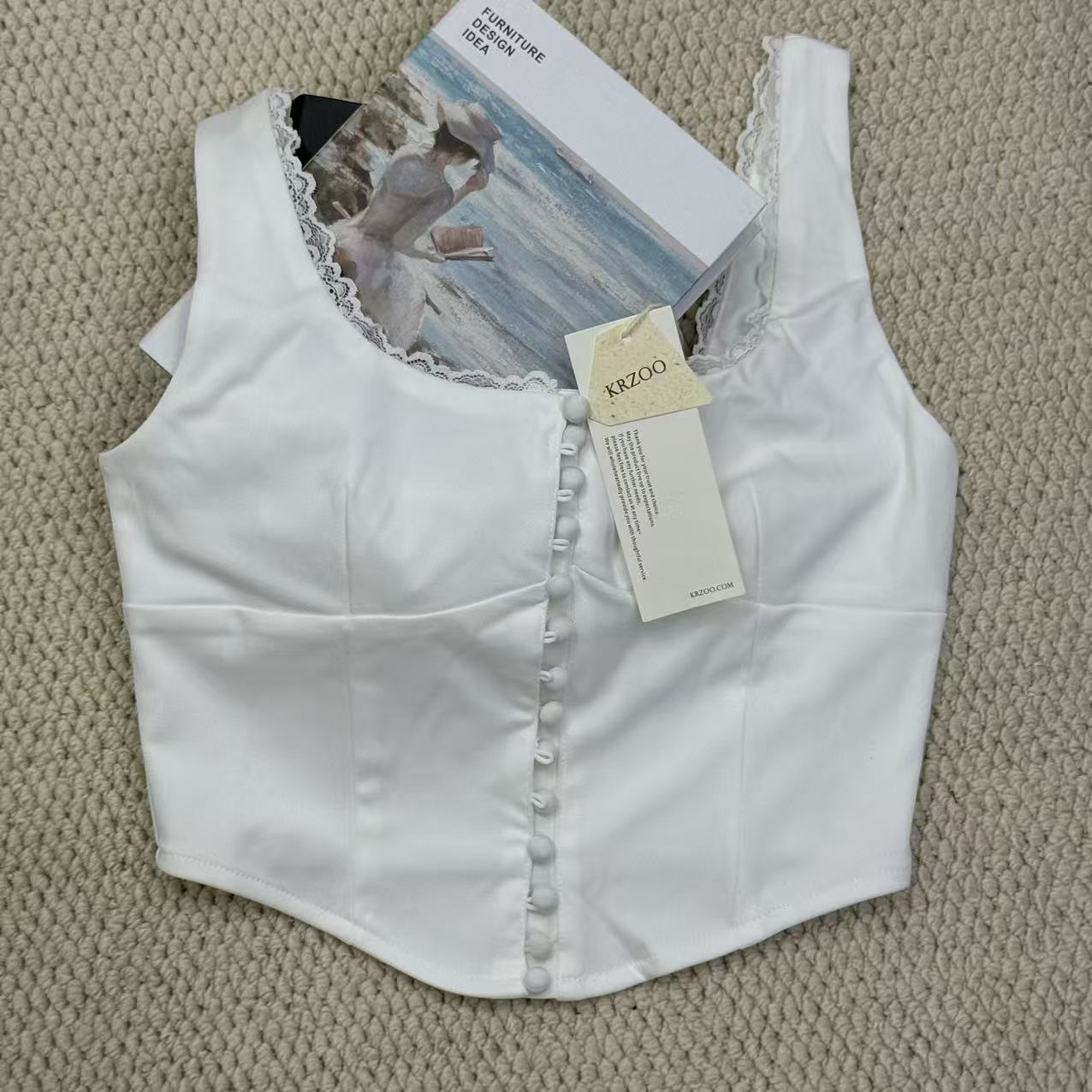 Padded round-necked vest with lace trim