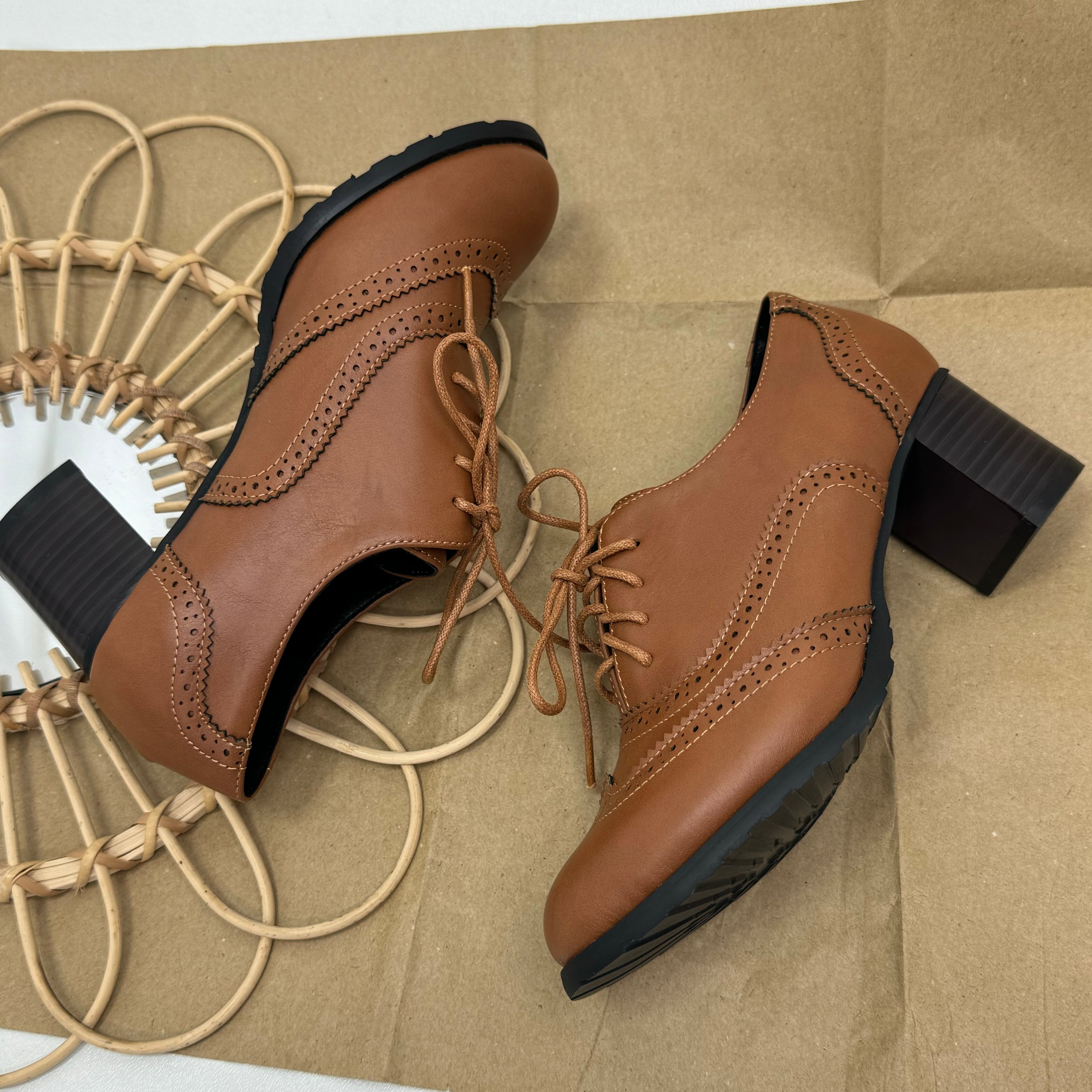 Embroidered British-style small leather shoes