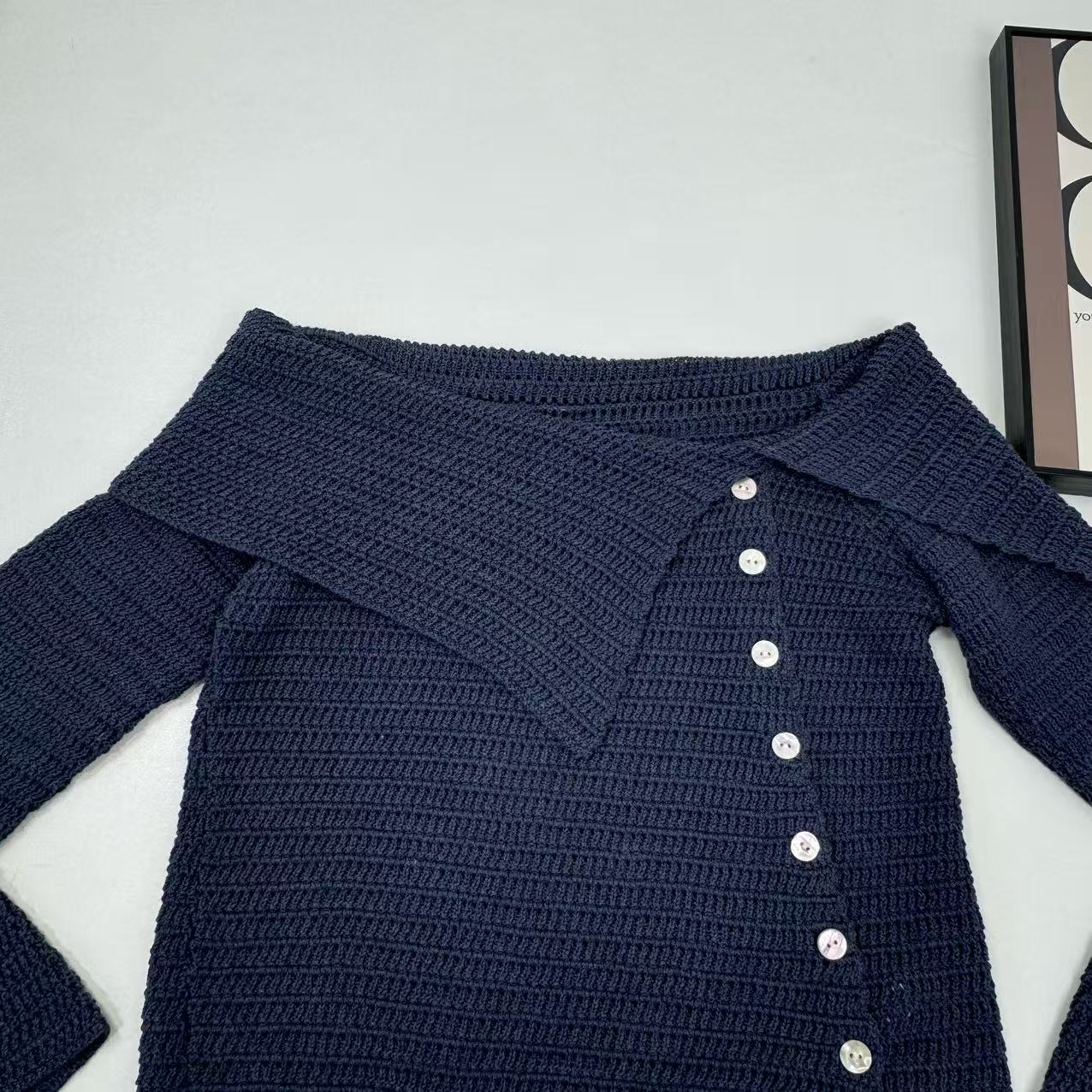 Asymmetric long-sleeved V-neck knitted top
