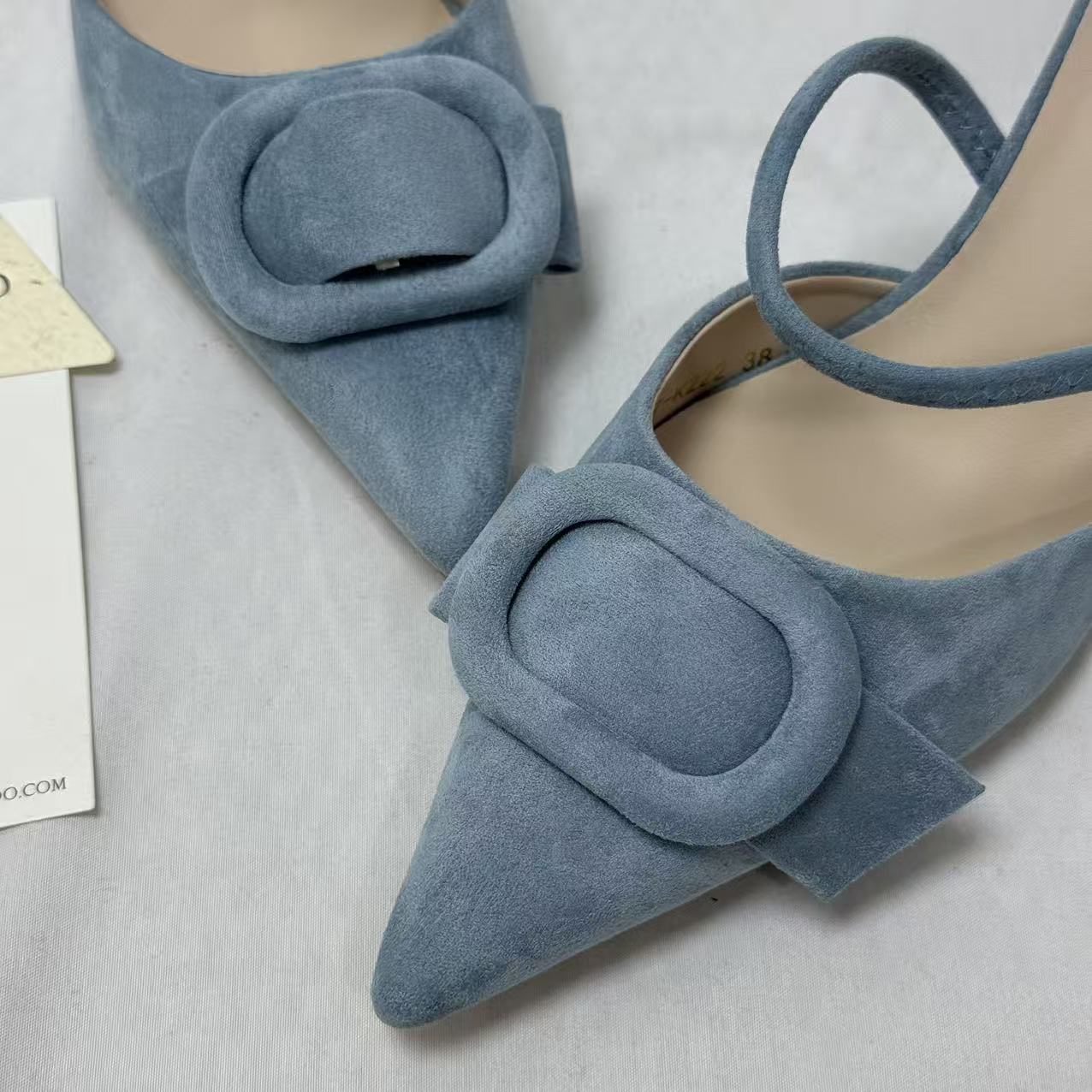 Low-cut, narrow heel, pointed-toe high heels