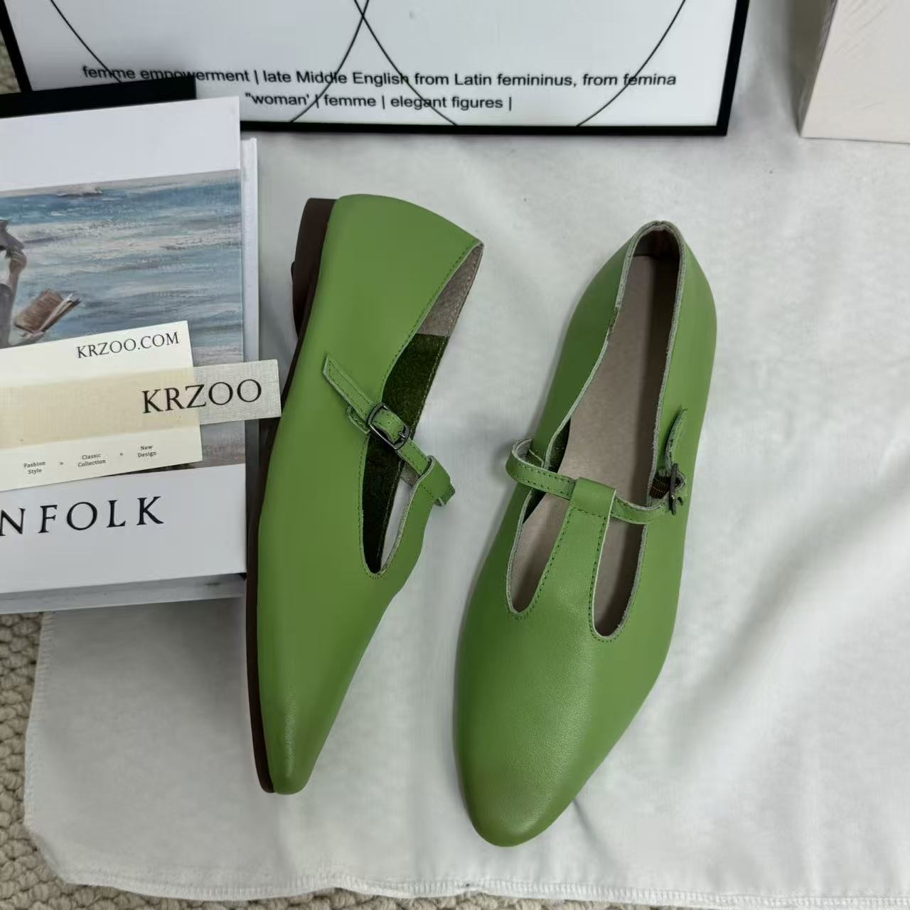 Flat-bottomed pointed toe slip-on shoes