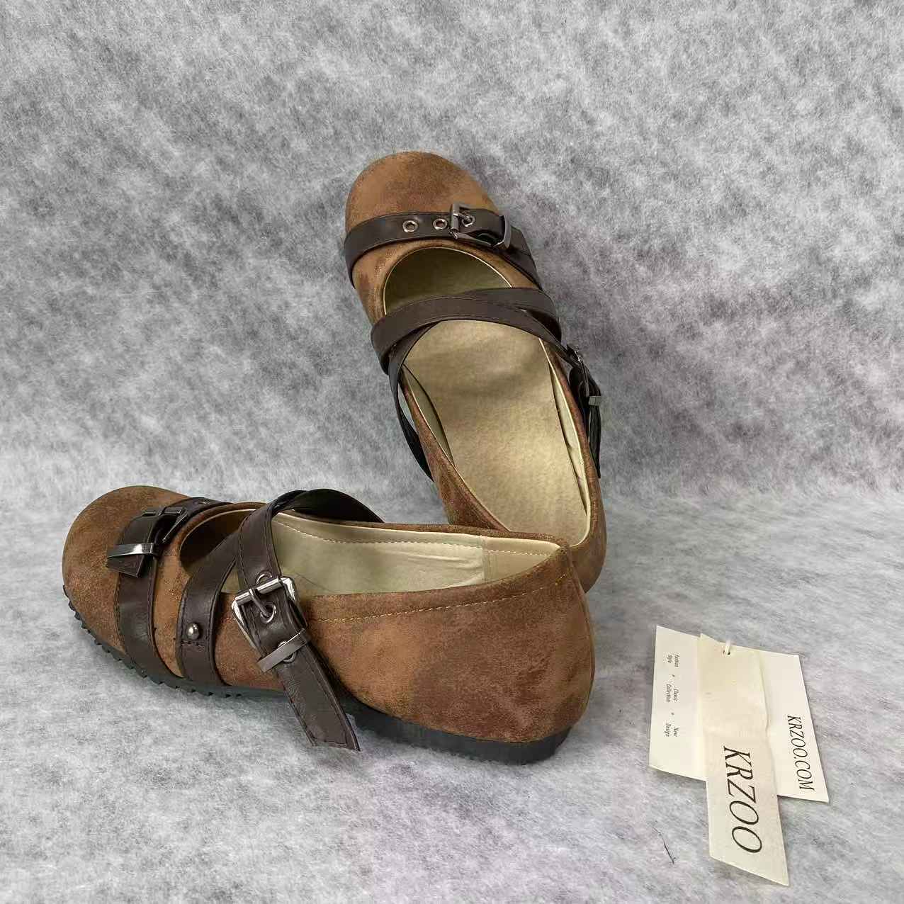 Leather belt-embroidered flat shoes