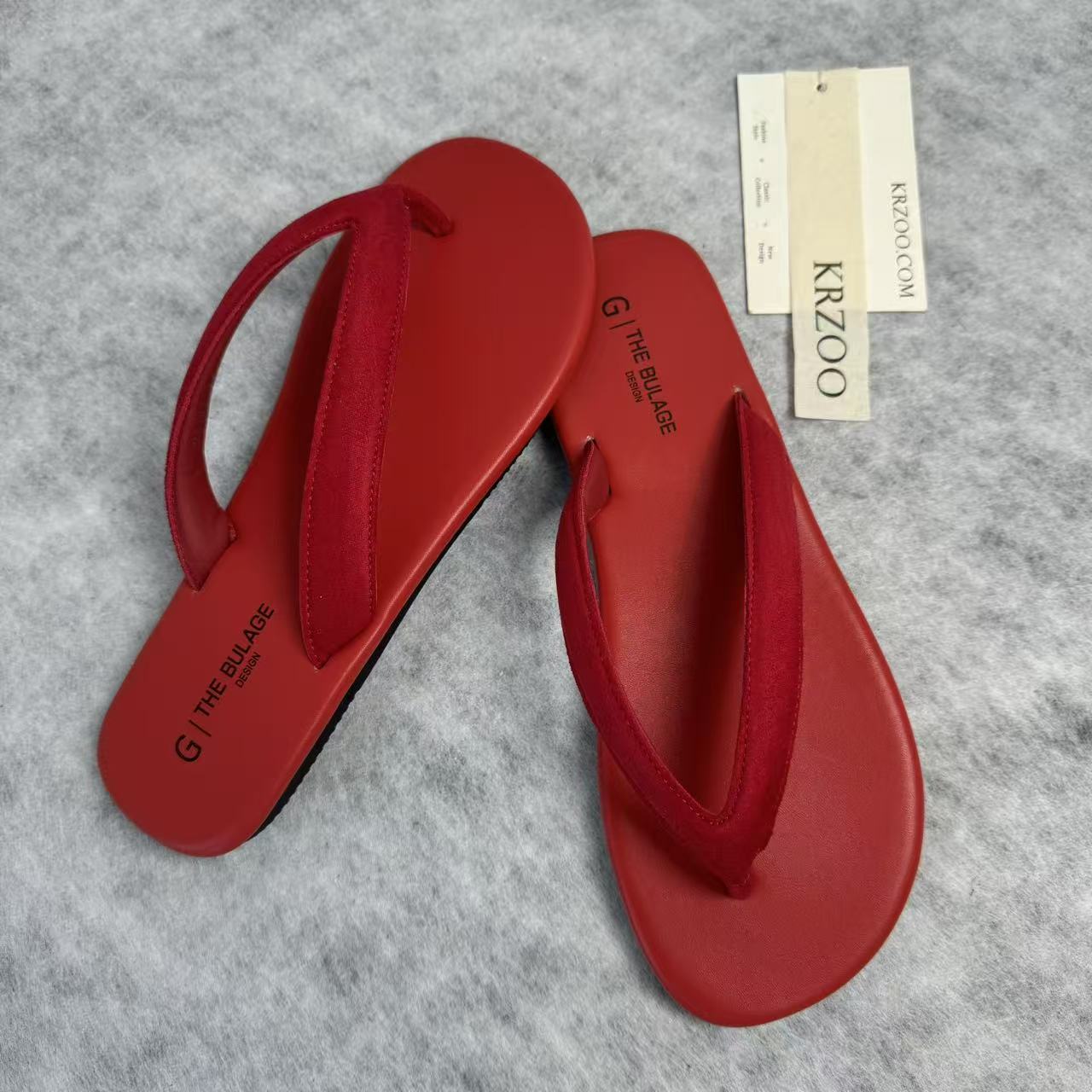 Flat-bottomed shoe with toe clasp and V-shaped sole