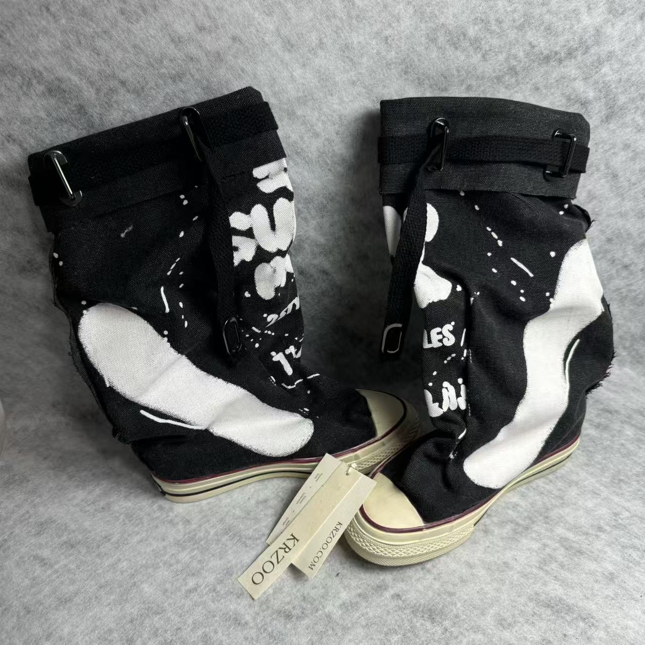 Retro flat-bottom graffiti ankle boots