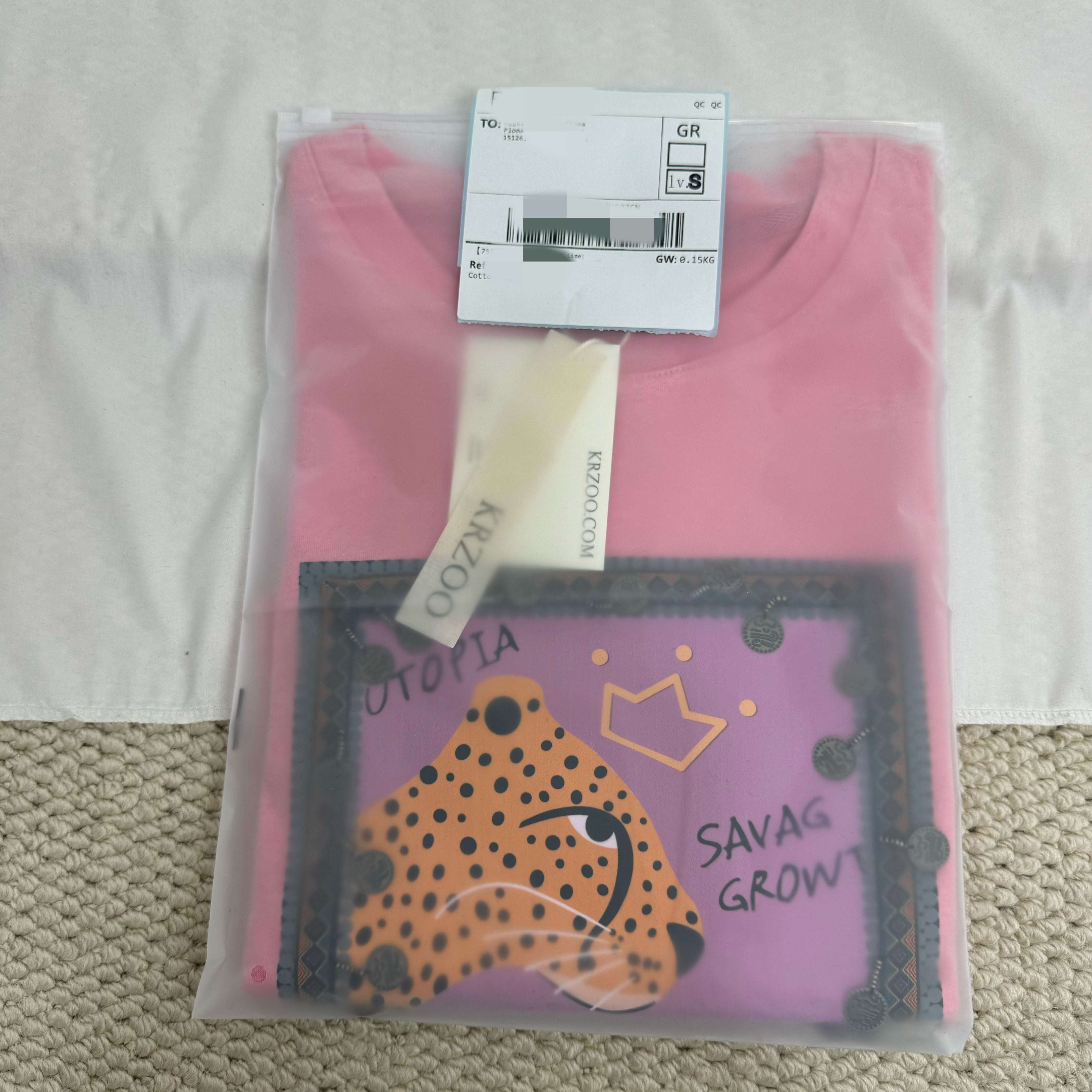 Loose-fitting pink short-sleeve T-shirt