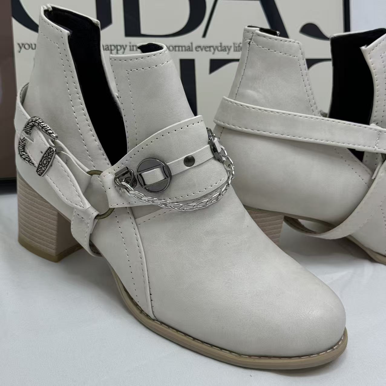 Bolt fastener thick-soled shoes