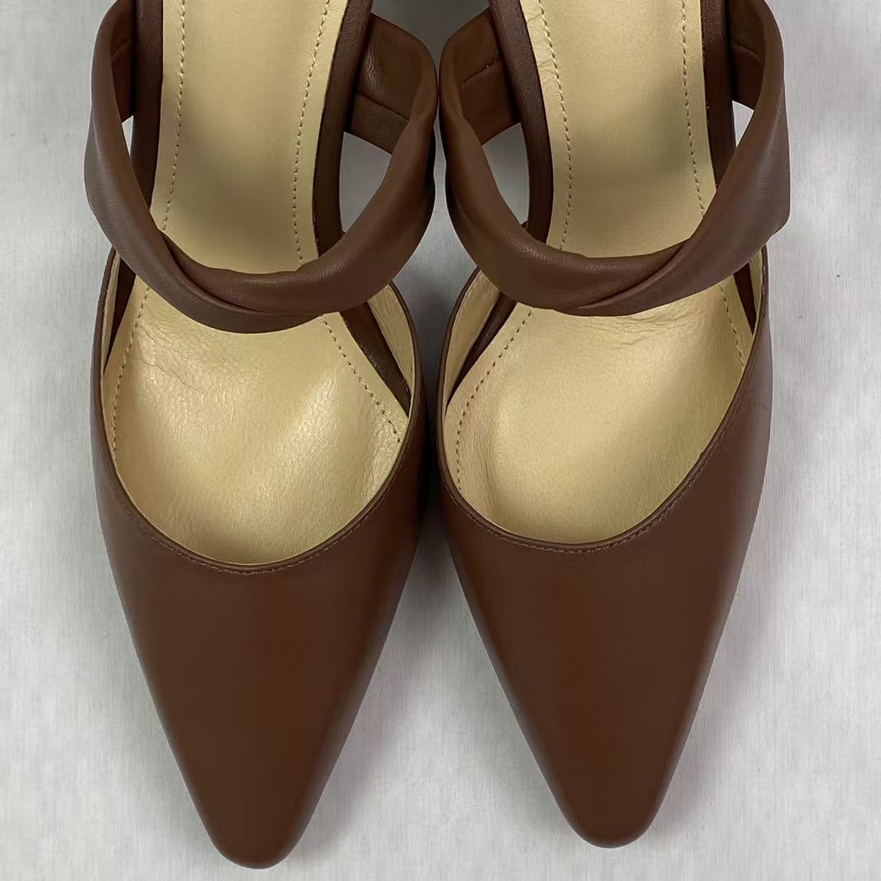 Thick leather strap with a headband and empty shoes