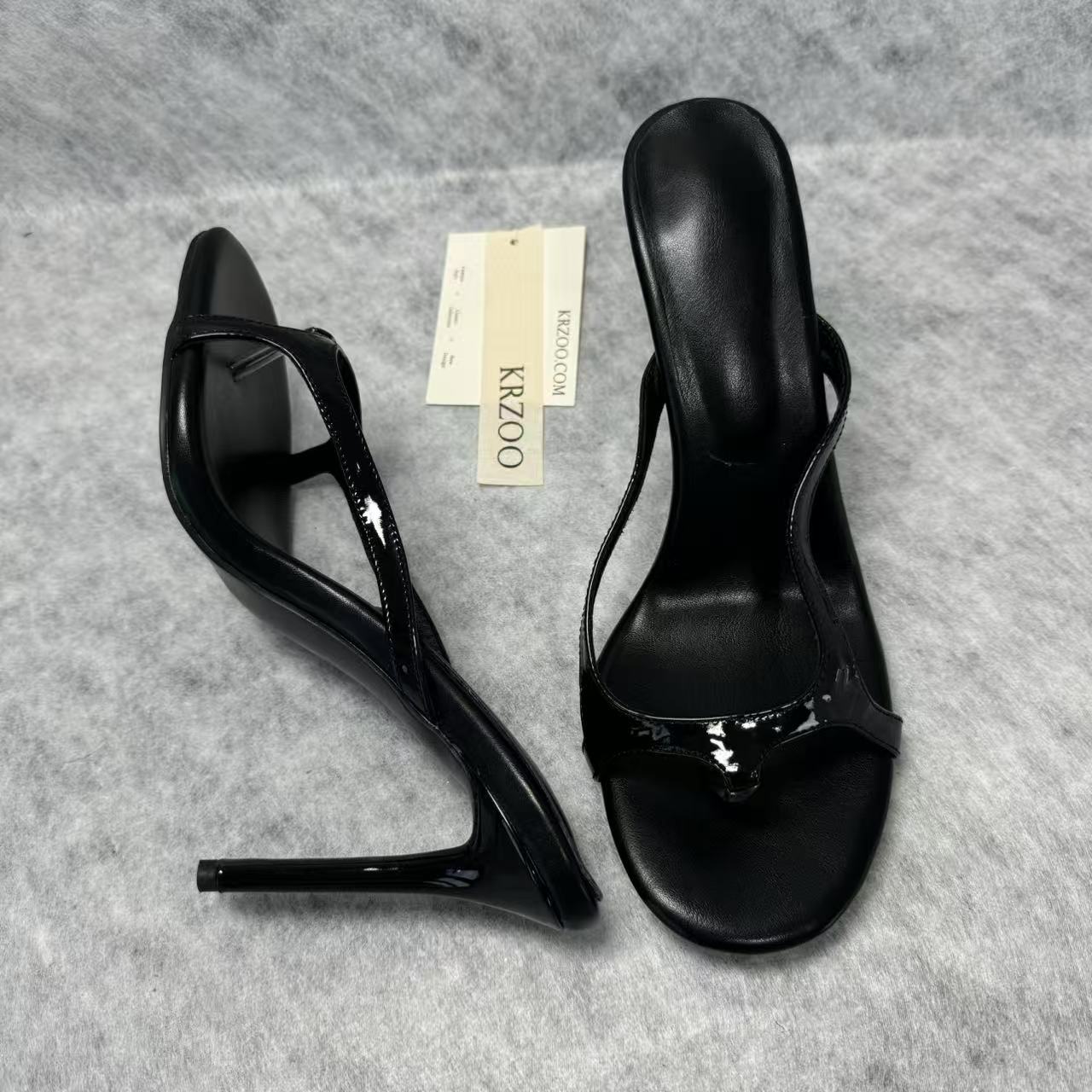Round-toe thin-stringed slip-on sandals