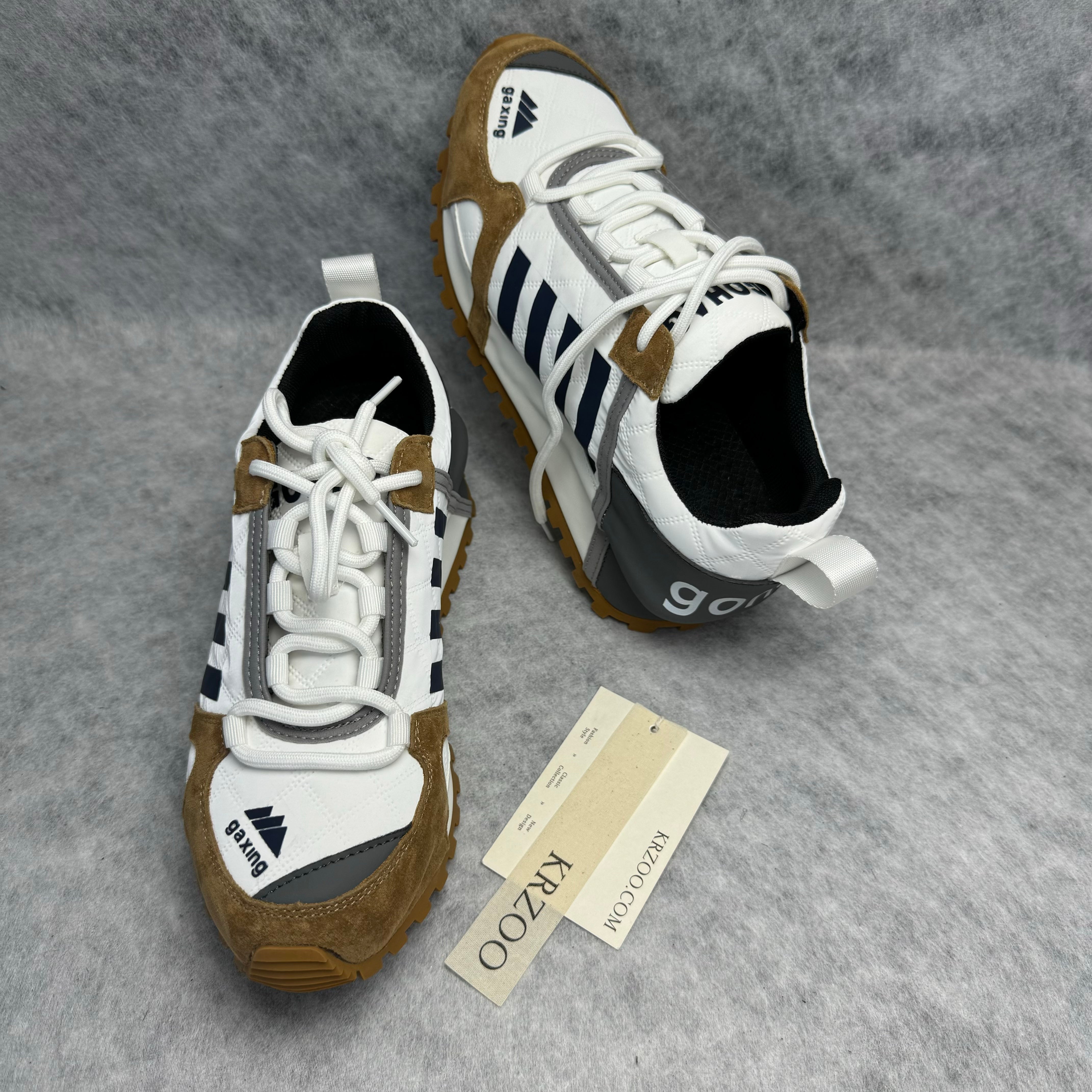 Breathable and shock-absorbing running shoes