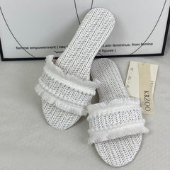 Flat-bottom fringed outer ankle bootie