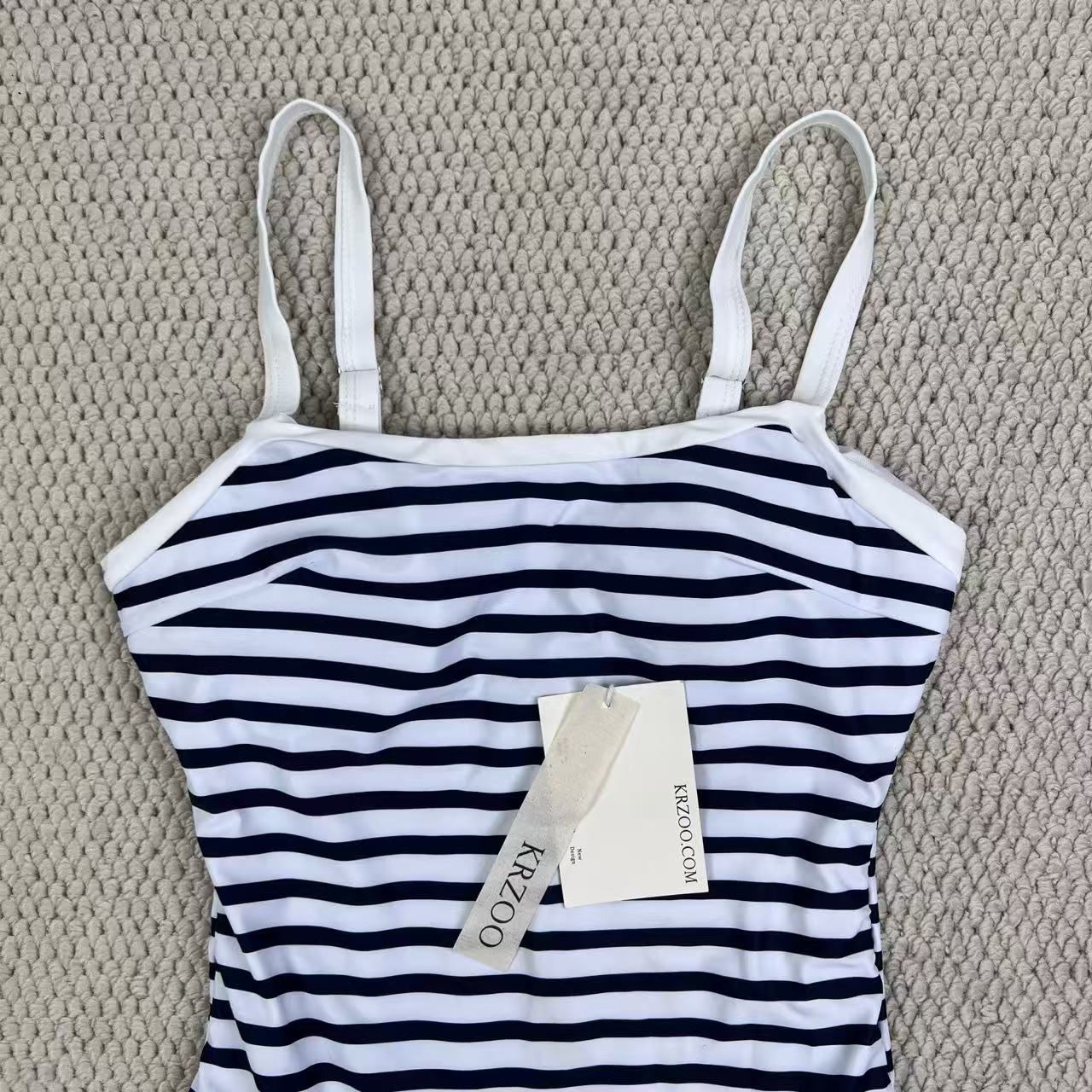 Color-blocked one-piece swimming suit