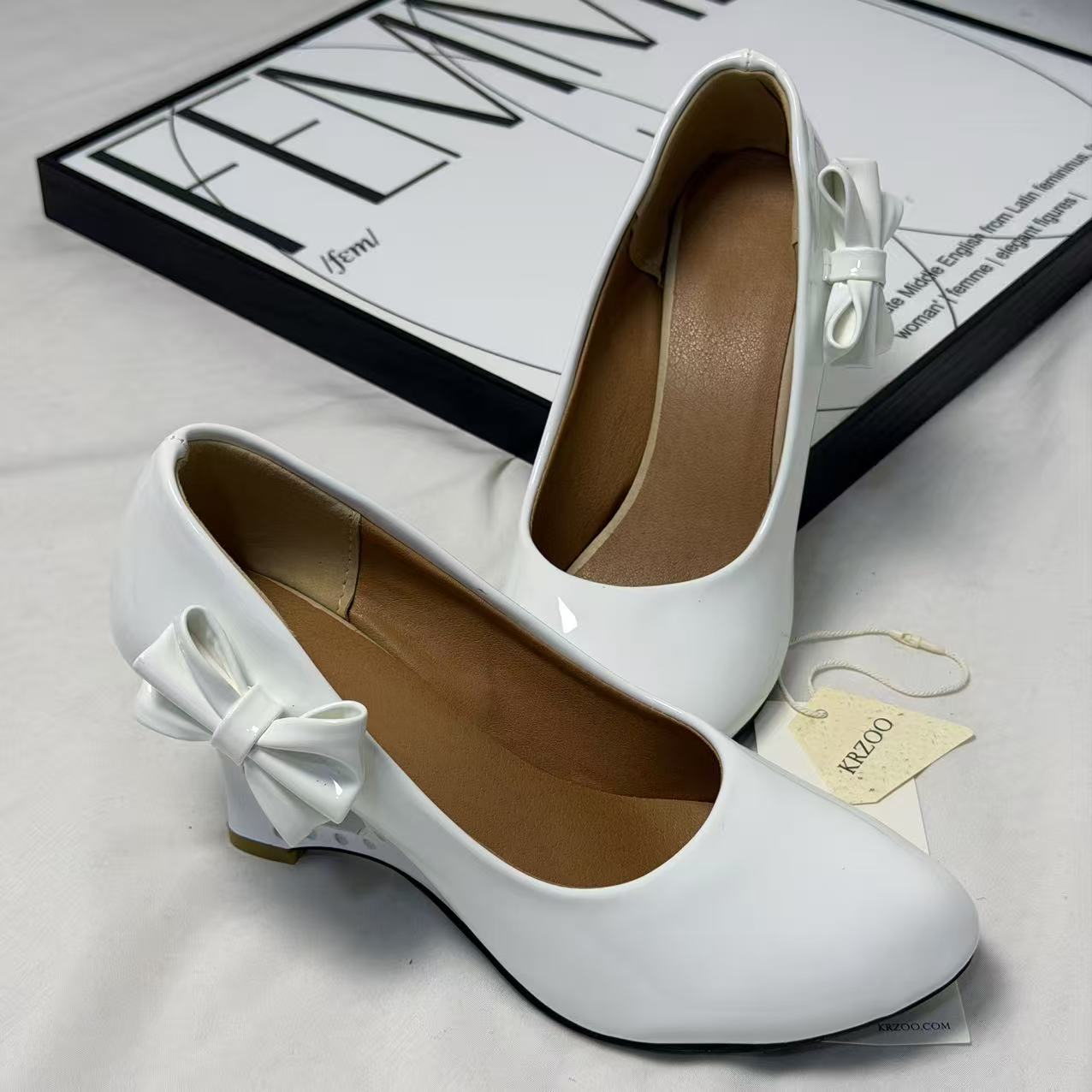 Pegged bow leather shoes