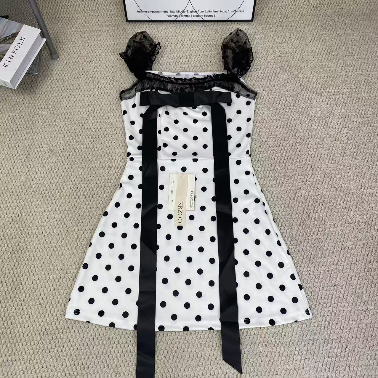 Square-necked bow netted fitted dress