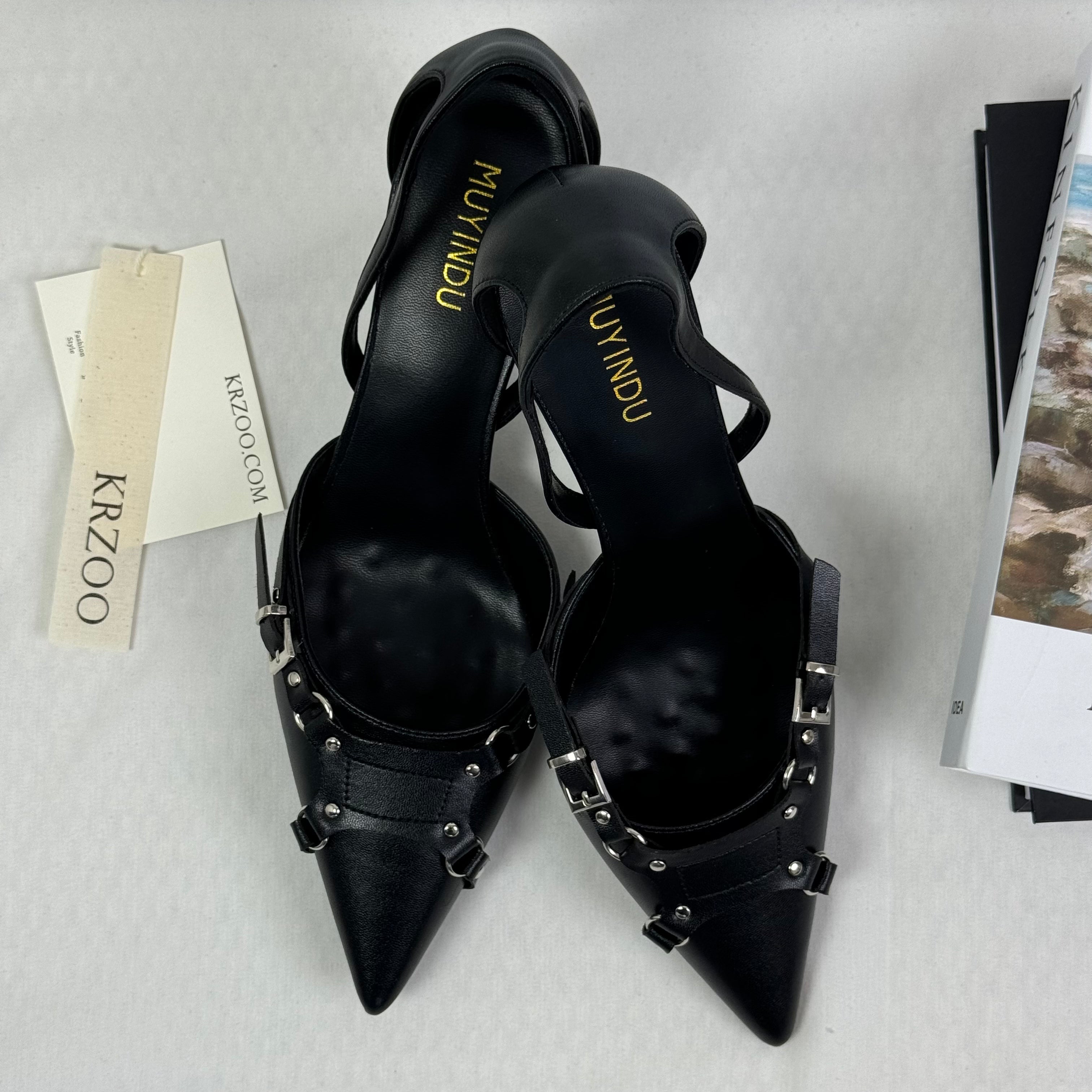 Pointed-toe high heels with a sophisticated style