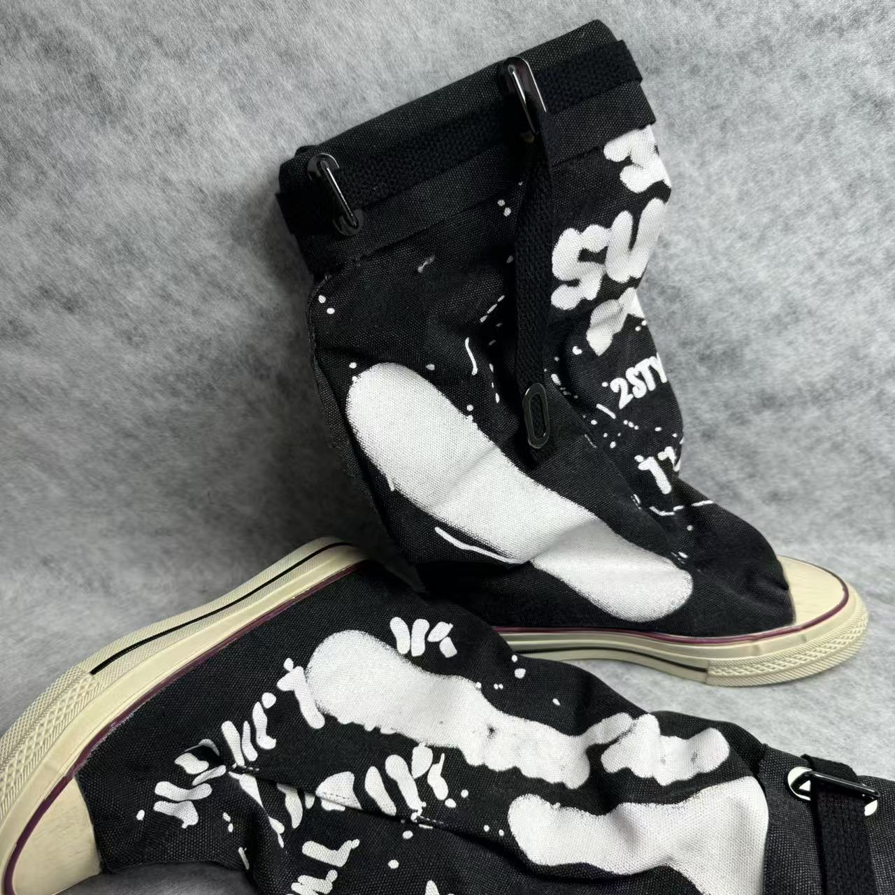 Retro flat-bottom graffiti ankle boots