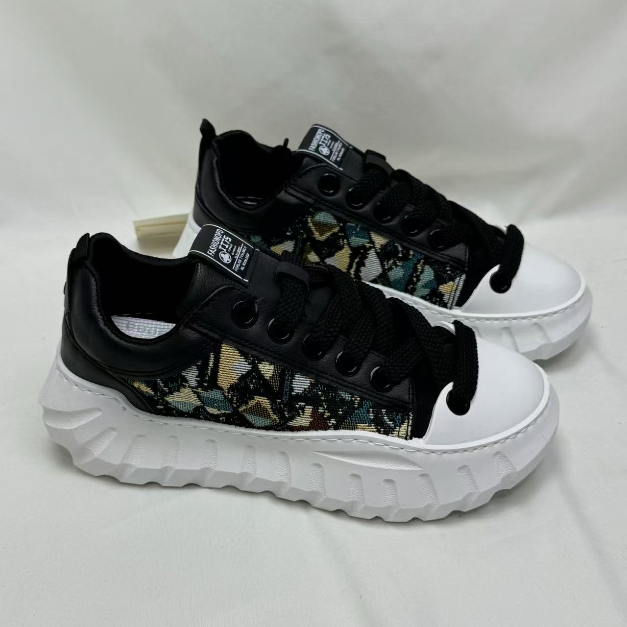 Color-matched breathable mesh thick-soled shoes