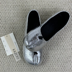 Pig's feet with toe-shaped small leather shoes