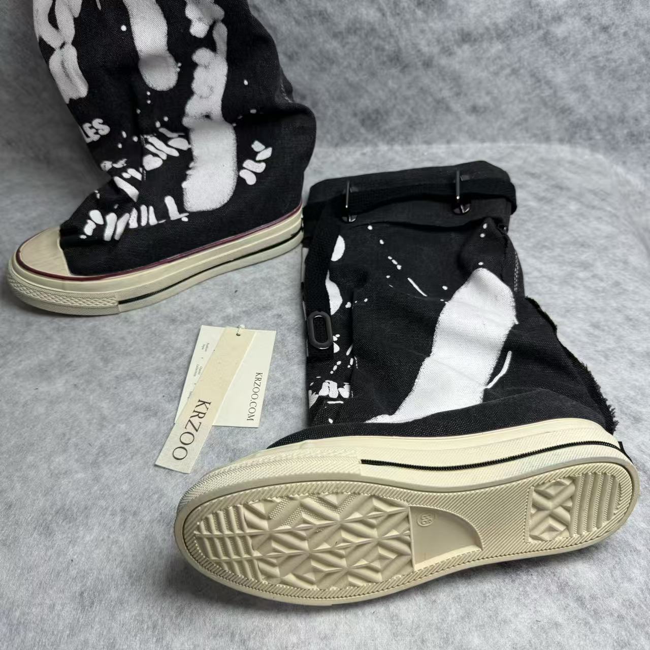 Retro flat-bottom graffiti ankle boots