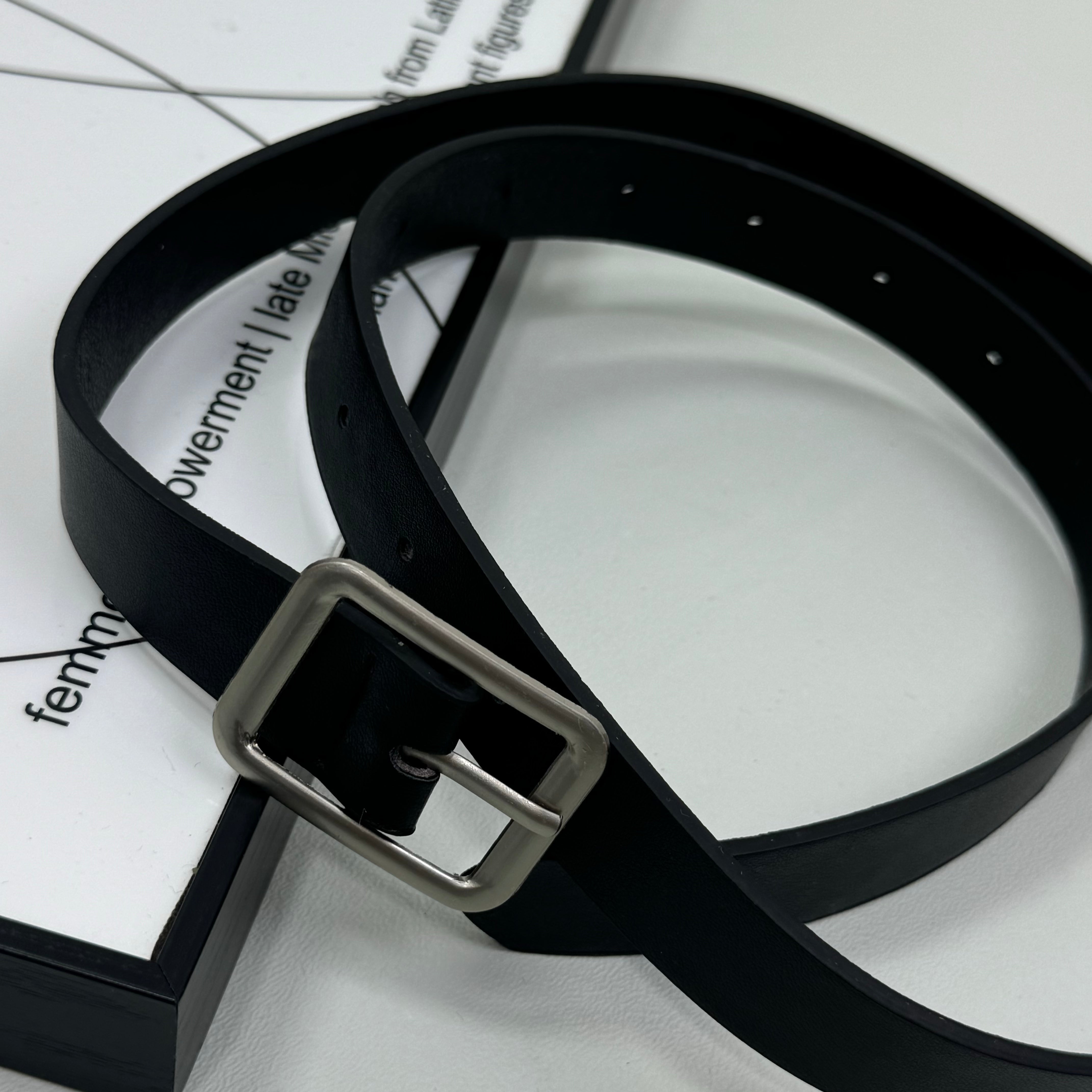 Rectangular buckle versatile belt