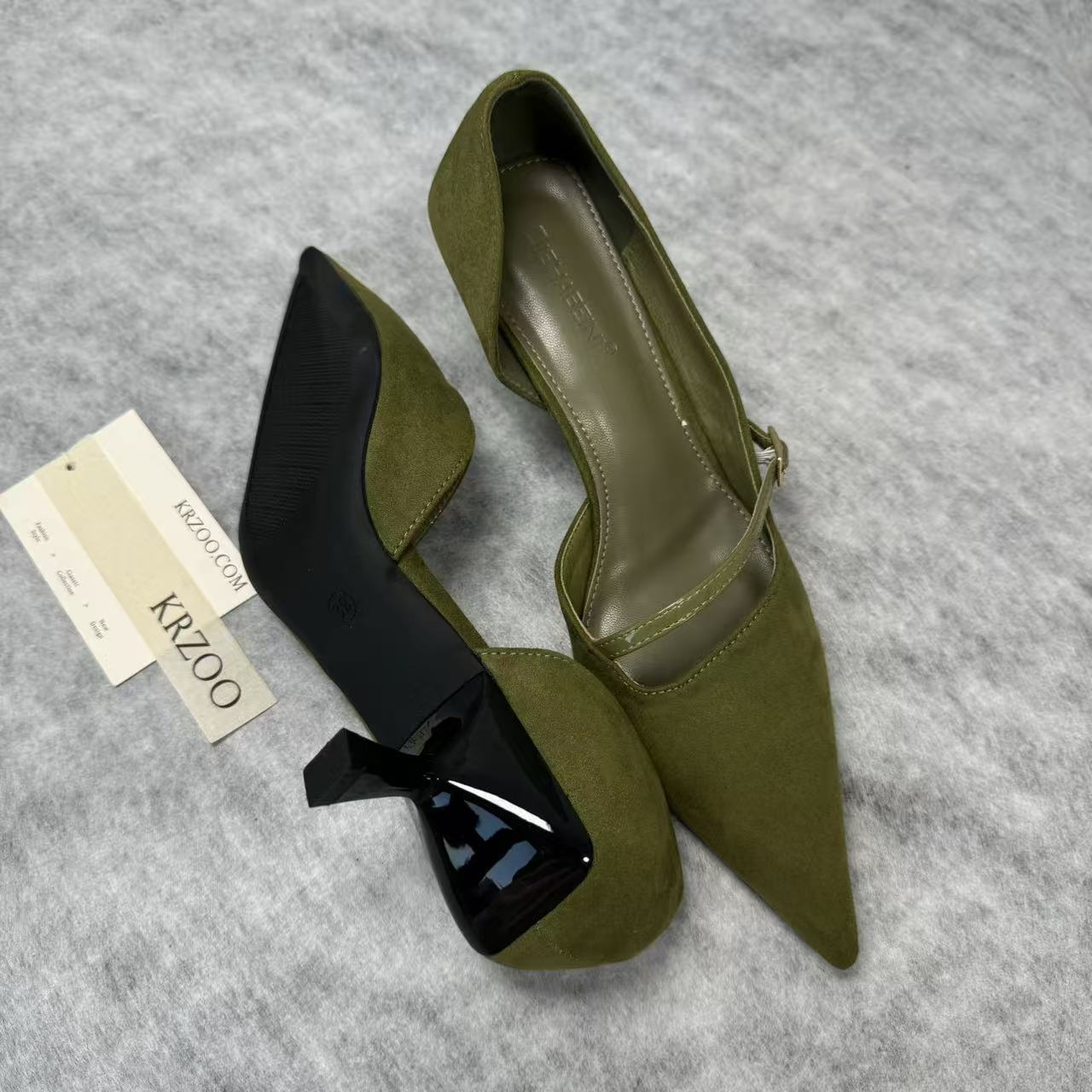 Pointed-toe low-heeled high heels