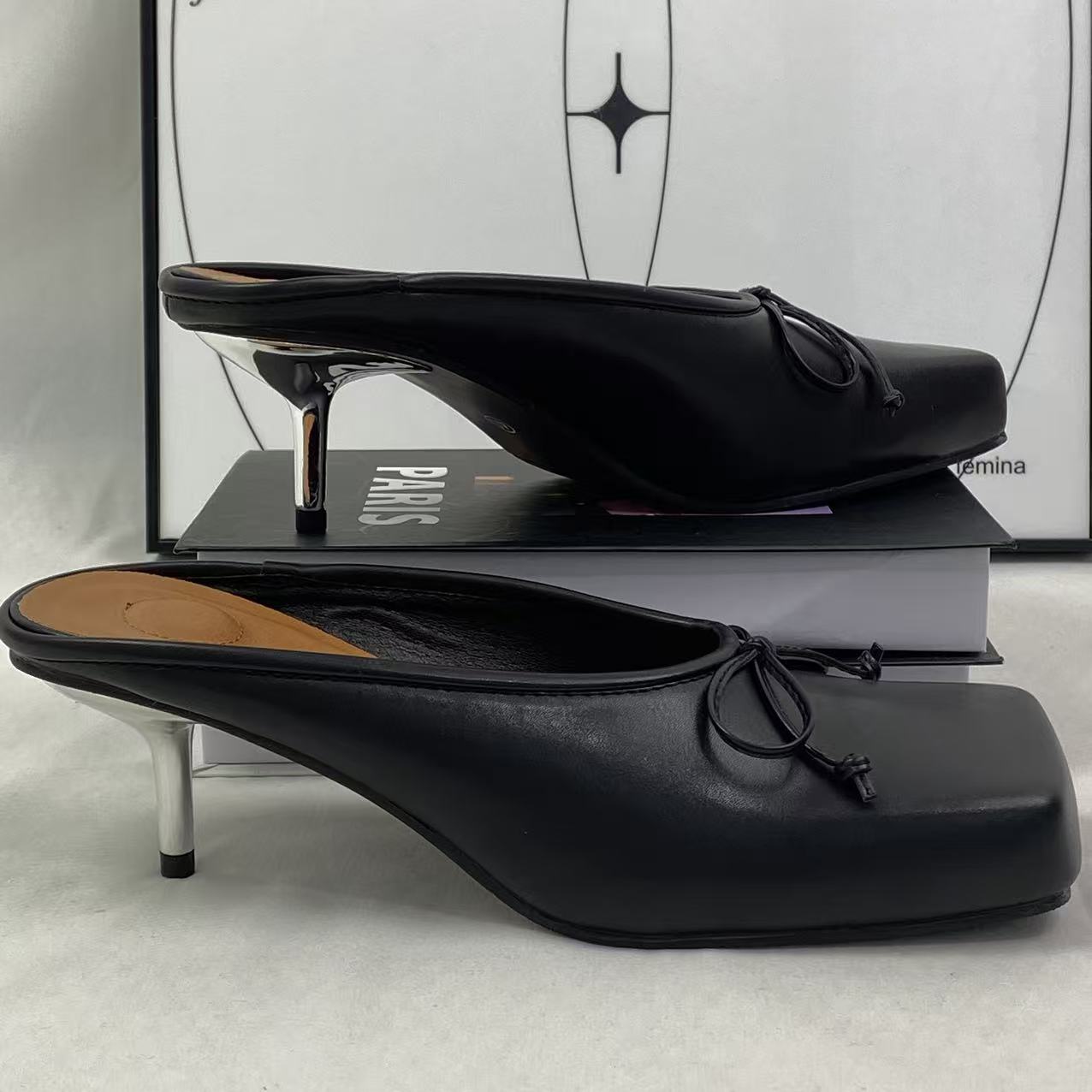 Round-head bow-fronted low-heeled shoes