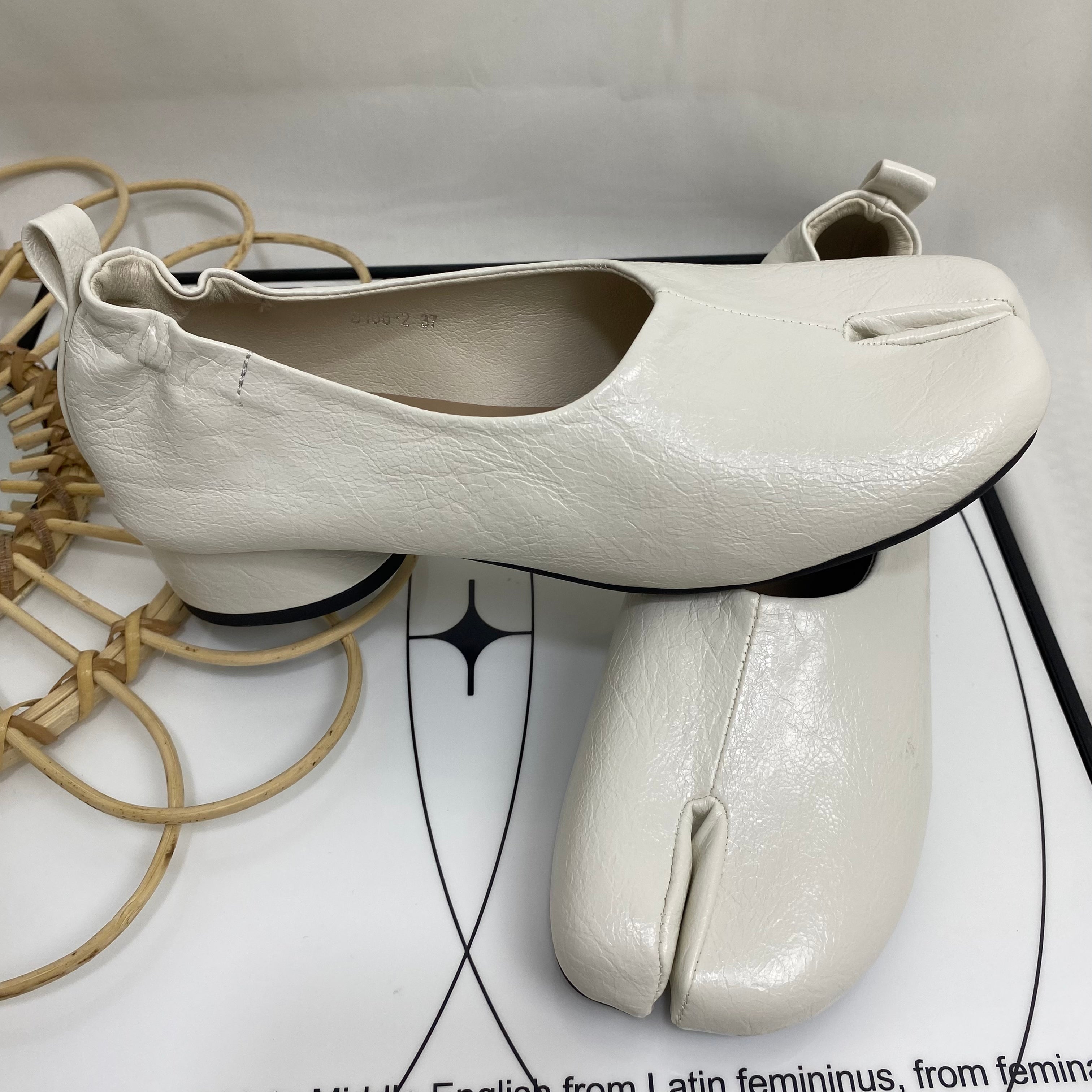 Retro Niche Design Horseshoe Shoes