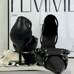 Pointed-toe high heels with a sophisticated style
