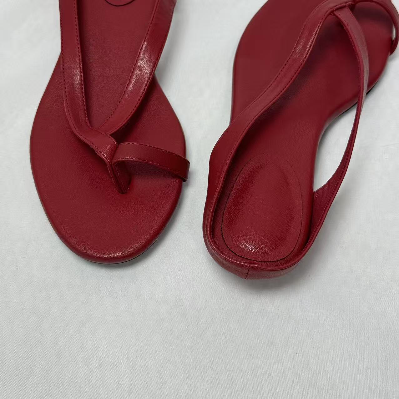 Fine ribbon pointed round-toed flip-flops
