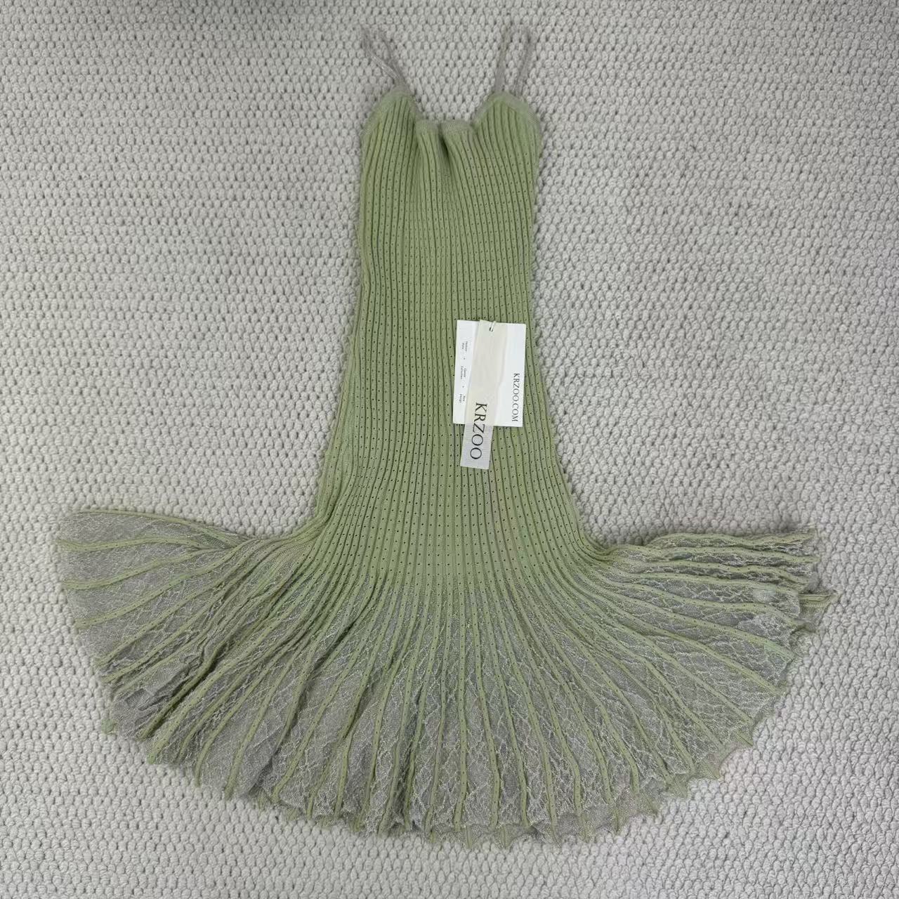 Skirt with contrasting bottom beads