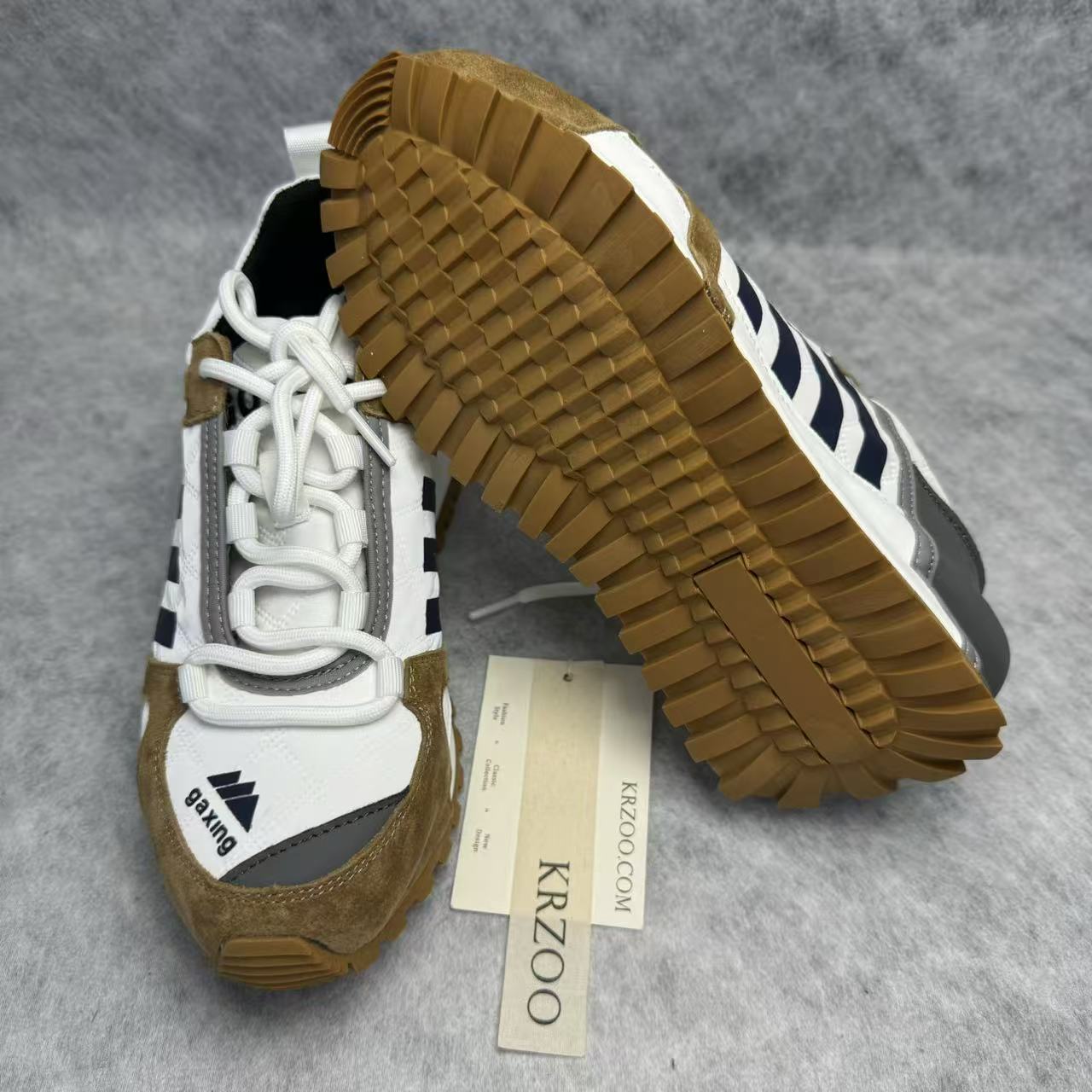 Breathable and shock-absorbing running shoes