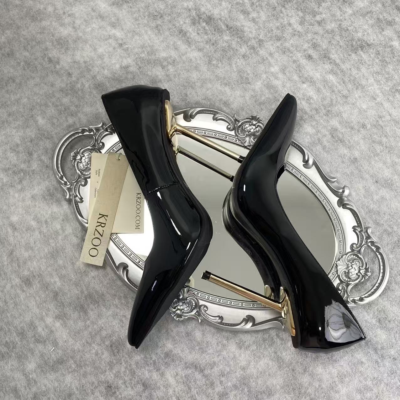 Metal tip black lacquered leather high heels