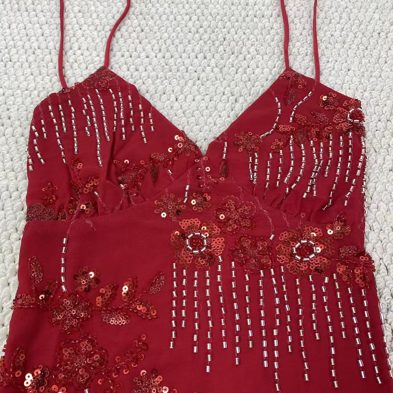 Embroidered figure-hugging tank top