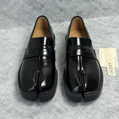 Split-toe shoes with pigtail laces and small leather shoes