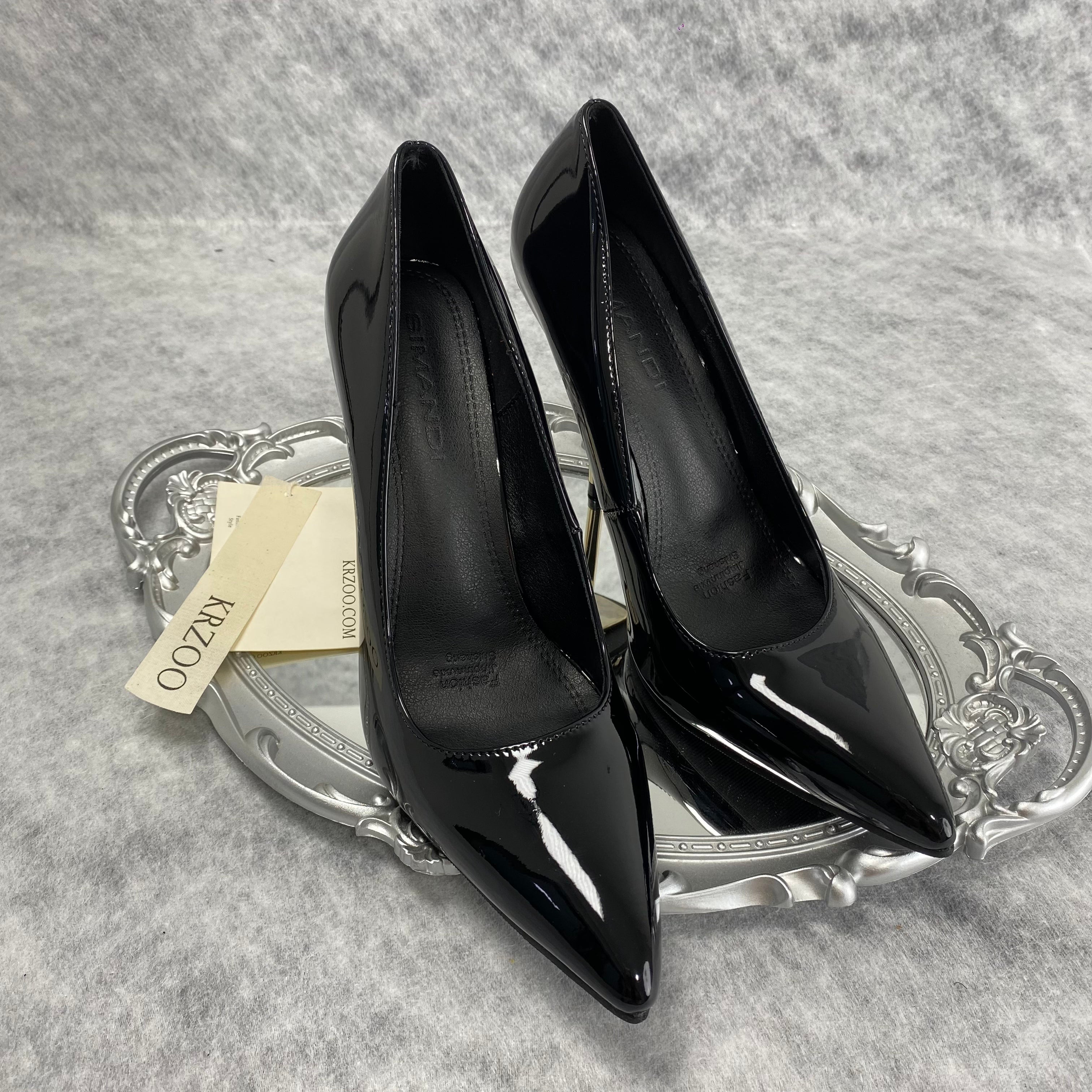 Metal tip black lacquered leather high heels